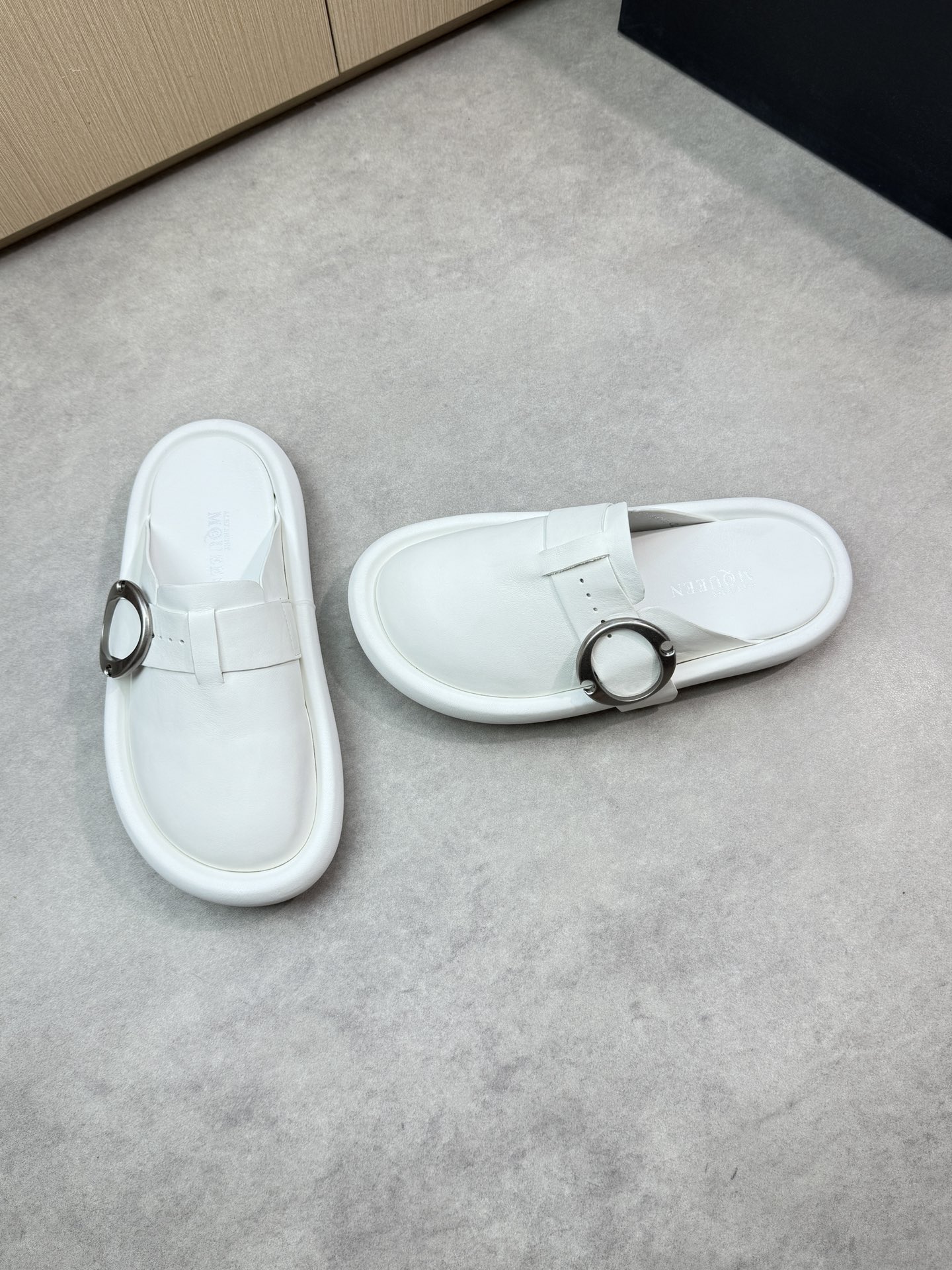 Alexander McQueen White Leather Buckle Flat Slides Sandals for Women and Men 3 i1746553571 3355 1