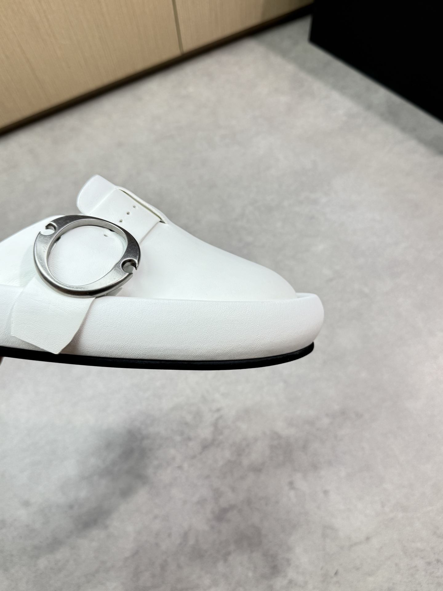 Alexander McQueen White Leather Buckle Flat Slides Sandals for Women and Men 9 i1746553571 5168 7