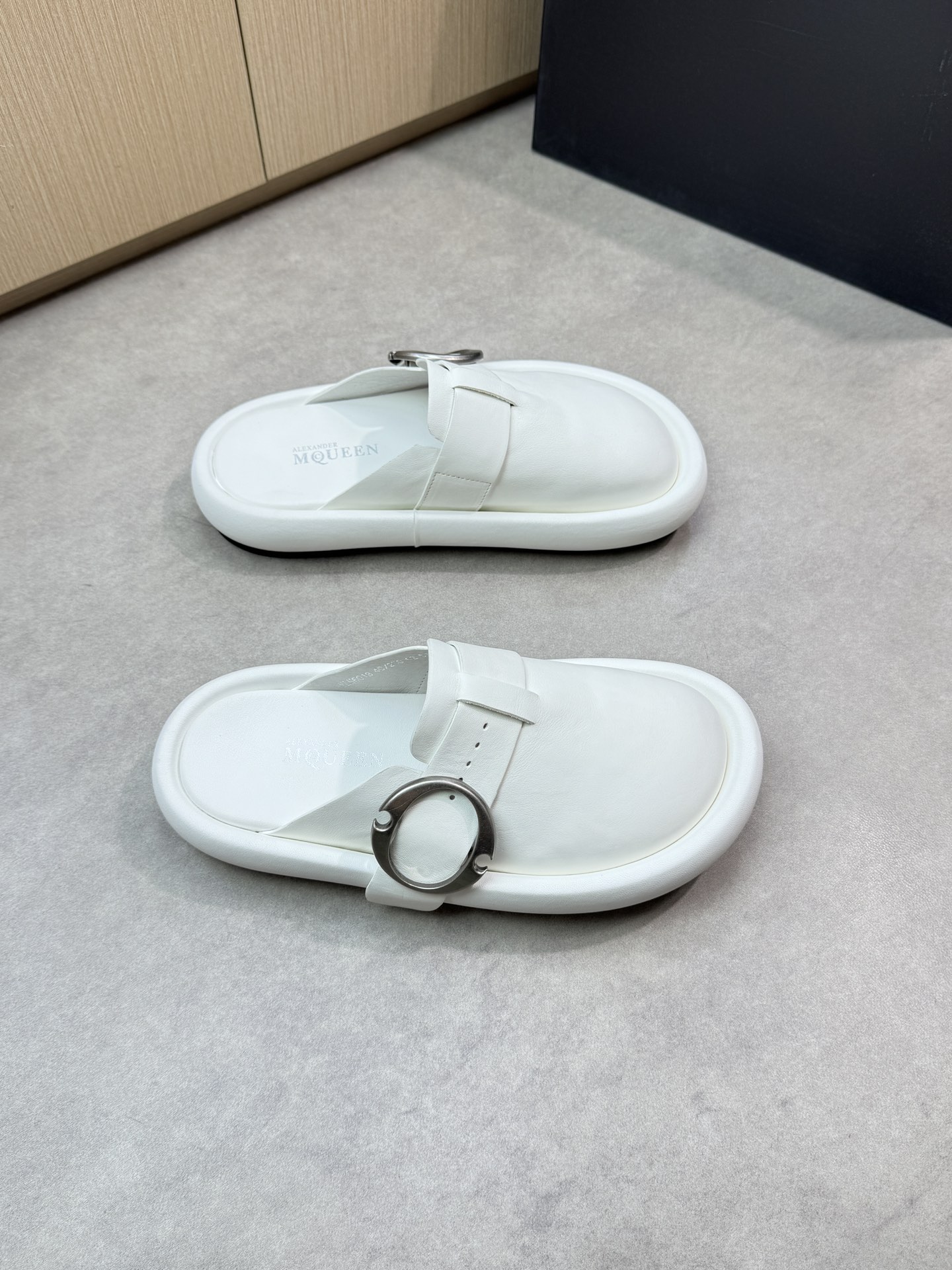 Alexander McQueen White Leather Buckle Flat Slides Sandals for Women and Men 1 Alexander McQueen White Leather Buckle Flat Slides Sandals for Women and Men