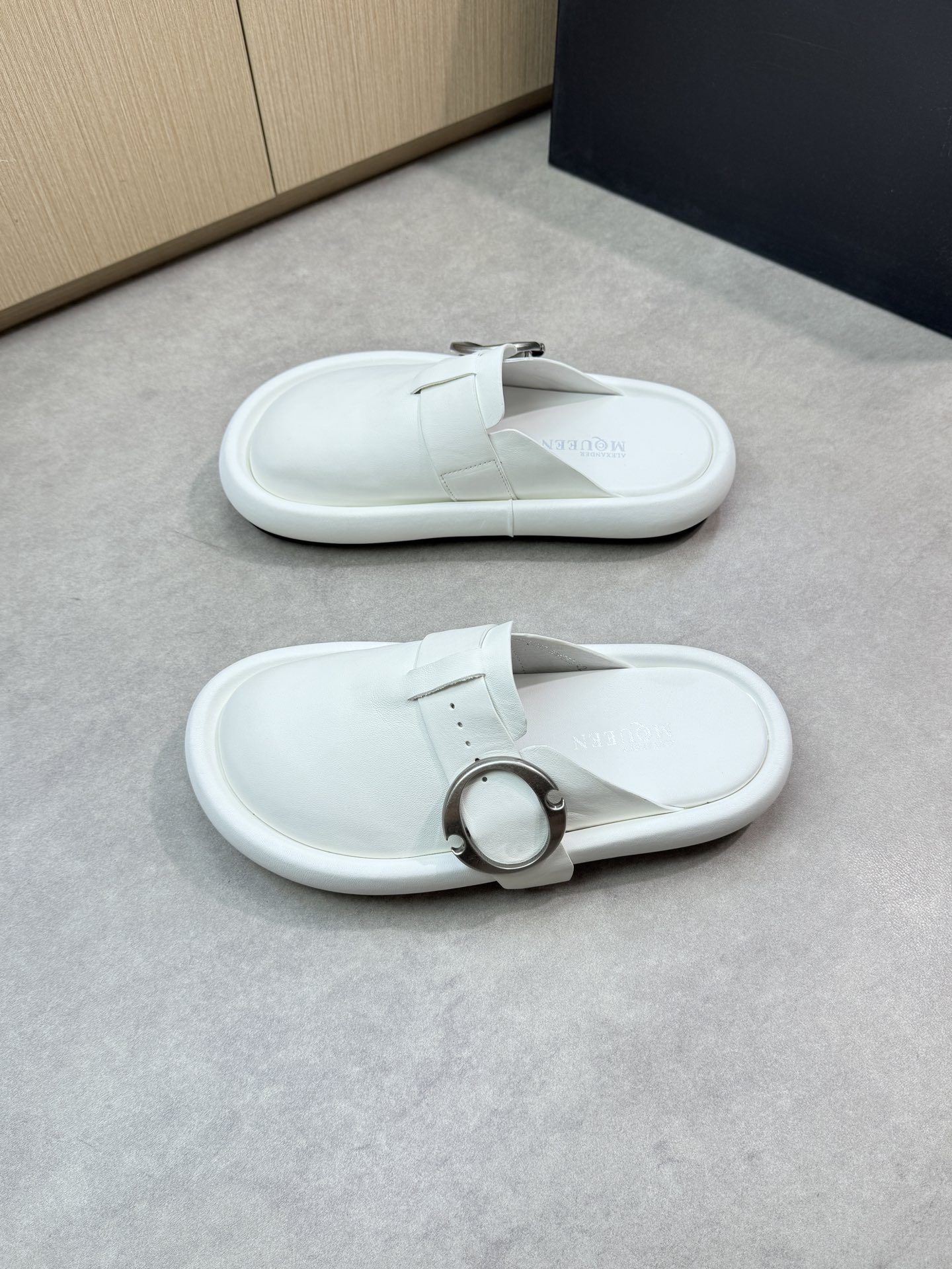 Alexander McQueen White Leather Buckle Flat Slides Sandals for Women and Men 4 i1746553571 8708 2