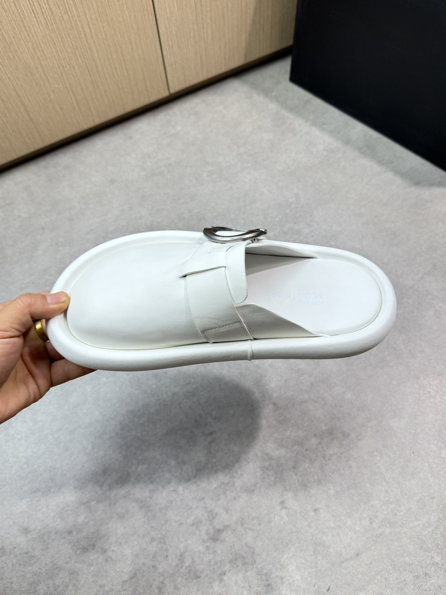 Alexander McQueen White Leather Buckle Flat Slides Sandals for Women and Men 6 i1746553571 8814 4