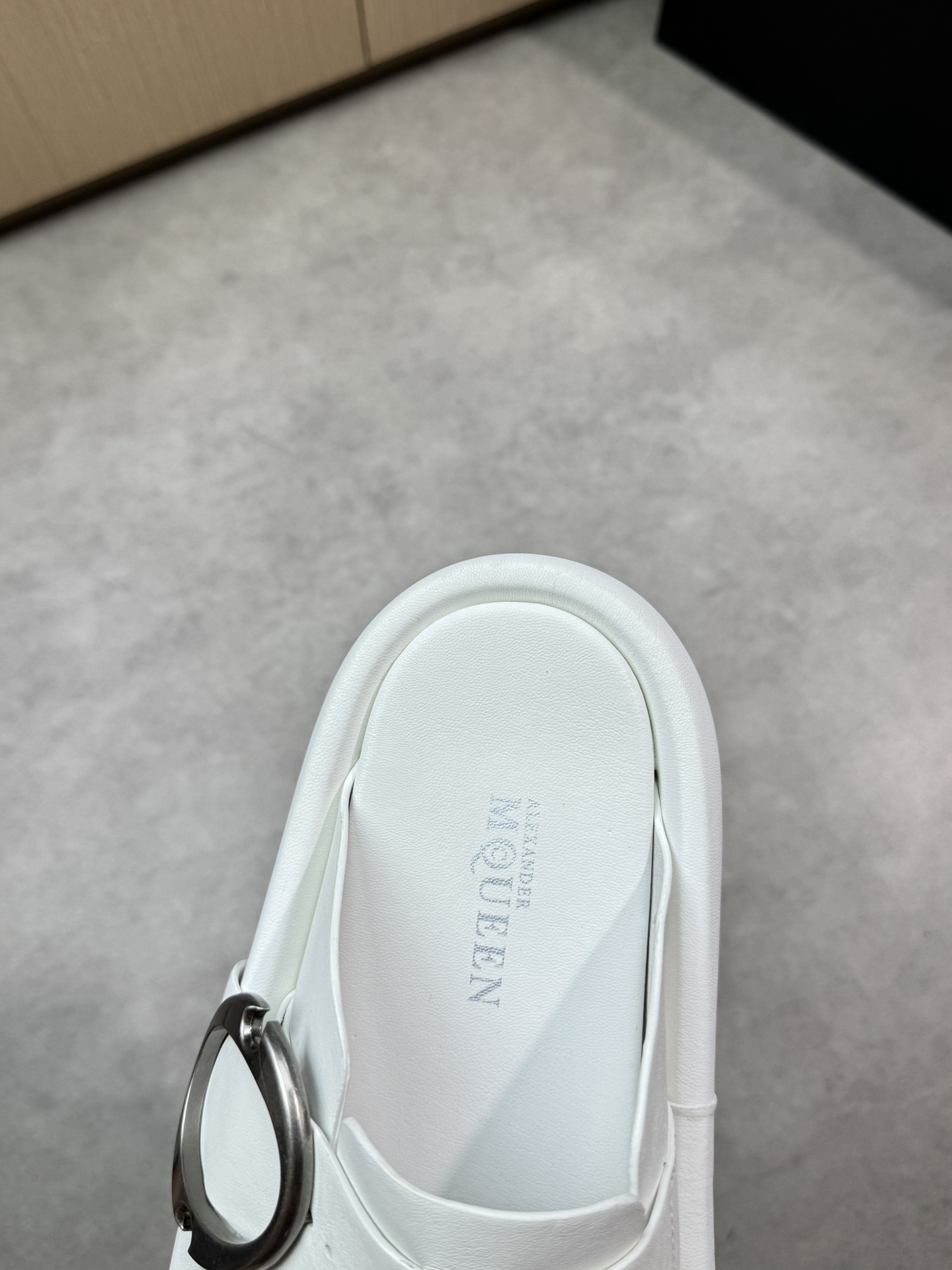 Alexander McQueen White Leather Buckle Flat Slides Sandals for Women and Men 8 i1746553571 9635 6