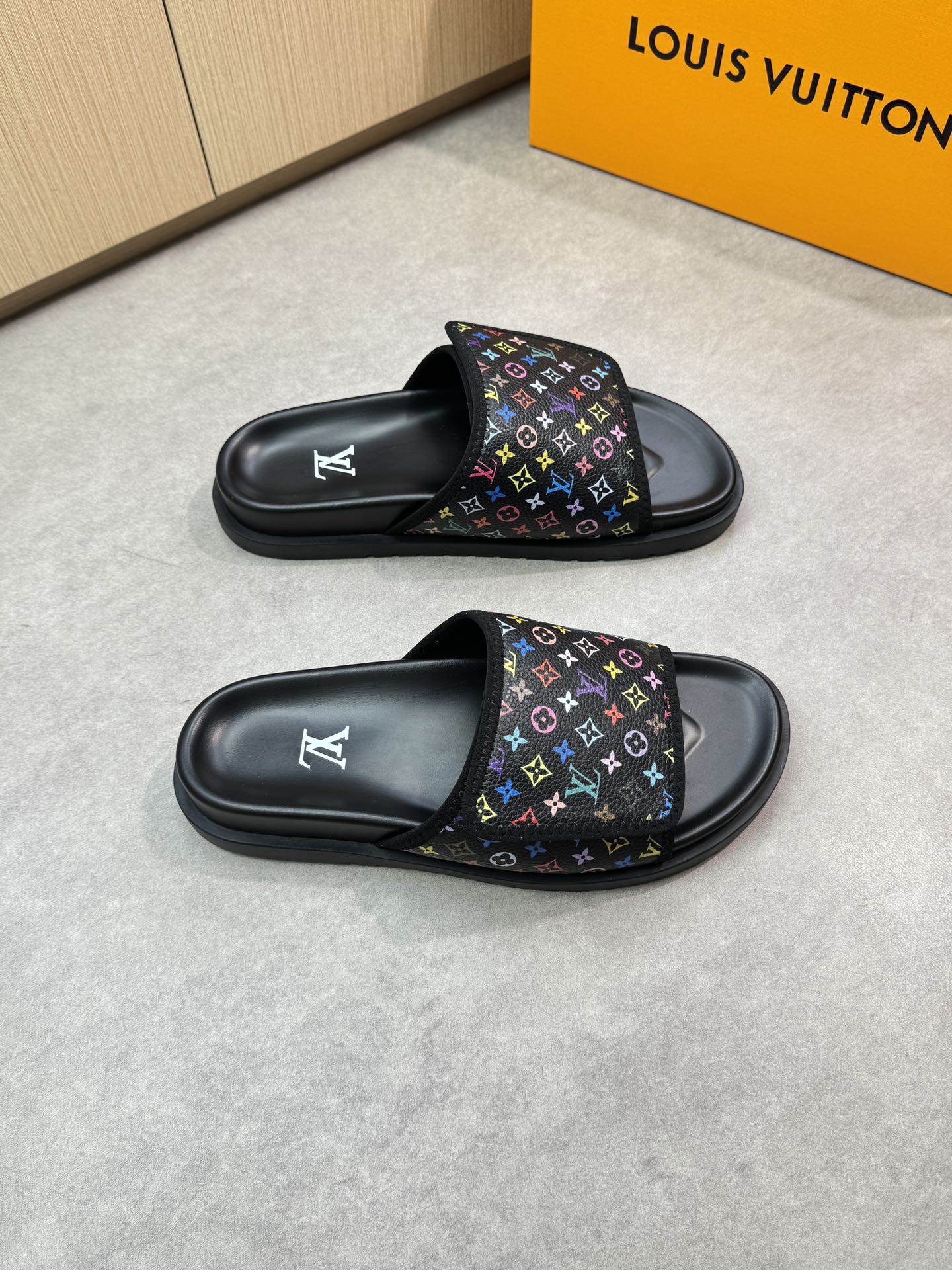 NO:283913,【Louis Vuitton】Louis Vuitton - High-end quality Original single casual sandals - Upper brand totem PVC leather, car edge wrapping process, Velcro - Inner environmentally friendly leather - Outsole ultra-light TPU water table·rubber; Combined molding outsole - Ultra-high quality control·fine workmanship highlighting (high-end, noble, grade) -Size39-44 (38,45, custom made)·L0139,,louis vuitton,louis vuitton,slippers19860909【Louis Vuitton】路易威登 -高端品质 原单休闲凉拖鞋 -鞋面品牌图腾PVC皮料、车包边工艺、魔术贴 -内里环保皮 -大底超轻TPU水台·橡胶；组合成型大底 -超高品控·做工精细凸显(高端·贵气·档次) -Size39-44（38,45,可订做)·L0139,,louis vuitton,louis vuitton,slippers,Men's shoes