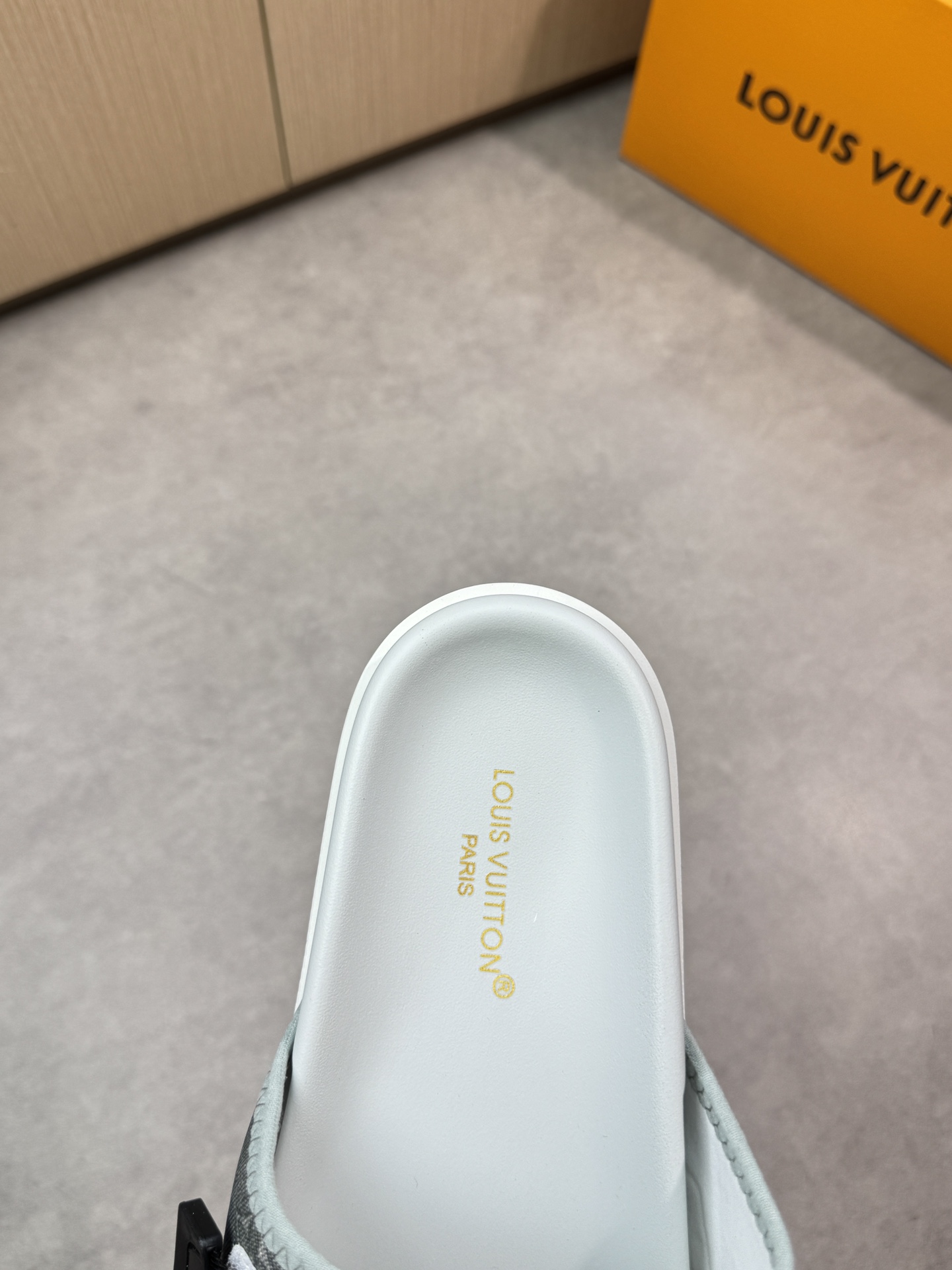 Louis Vuitton Men's Sandal Luxury Summer Beach Pool Slides - Sizes 39-44 8 i1746636545 1511 6