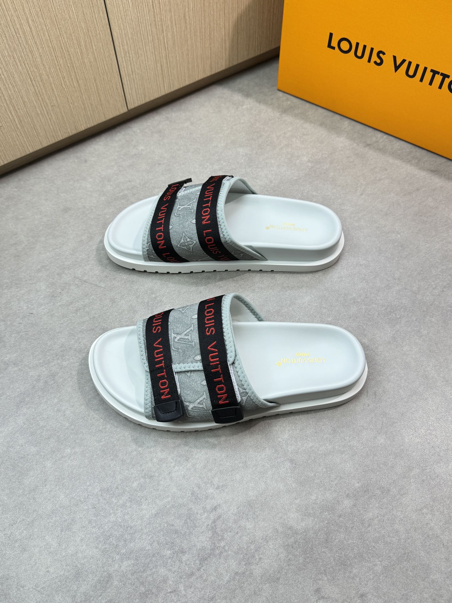 Louis Vuitton Men's Sandal Luxury Summer Beach Pool Slides - Sizes 39-44 4 i1746636545 5486 2