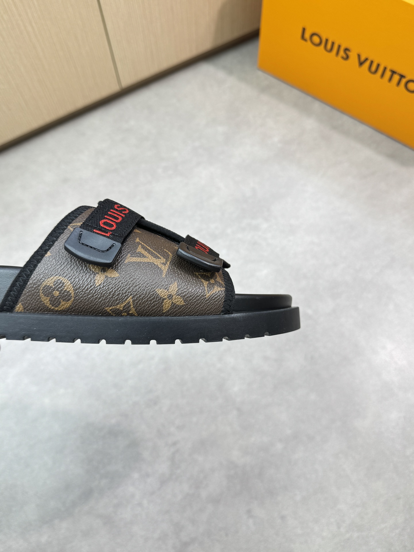 Louis Vuitton Men's Monogram Canvas Sandal Comfortable and Stylish 9 i1746636643 2743 7