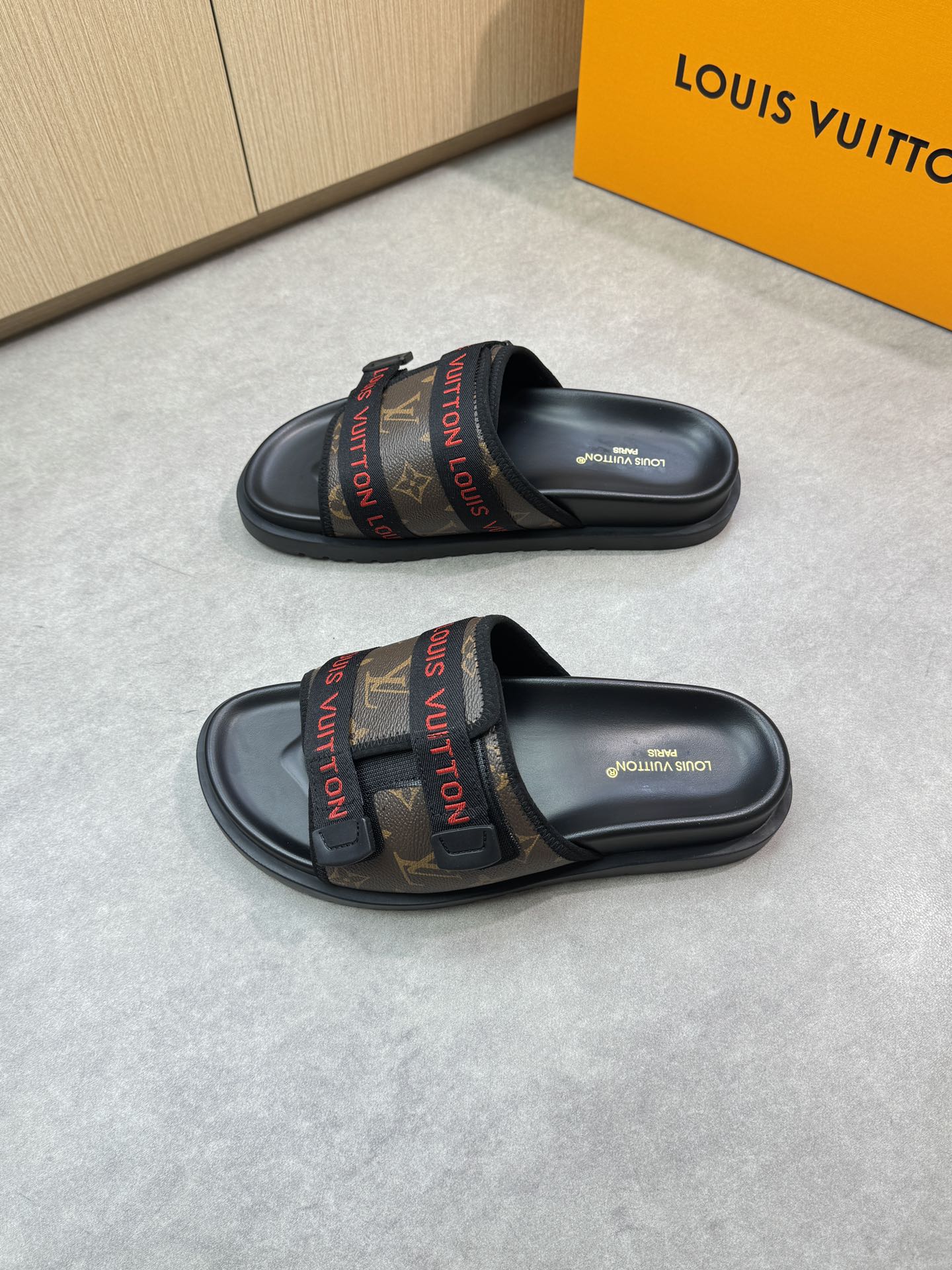Louis Vuitton Men's Monogram Canvas Sandal Comfortable and Stylish 4 i1746636643 4676 2
