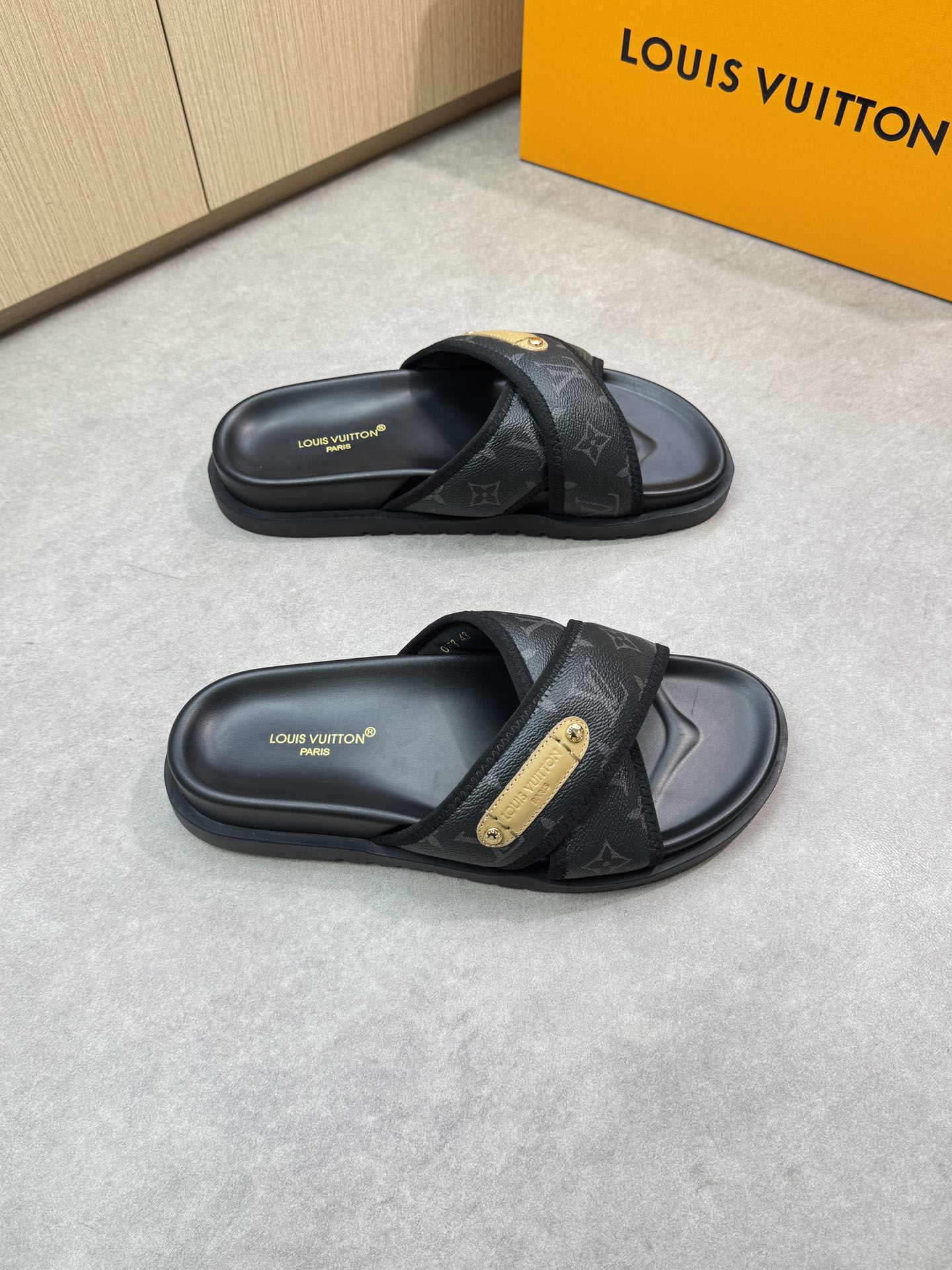 Louis Vuitton Monogram Canvas Sandal Comfortable Summer Beach Slides 2 i1746637405 5875 0