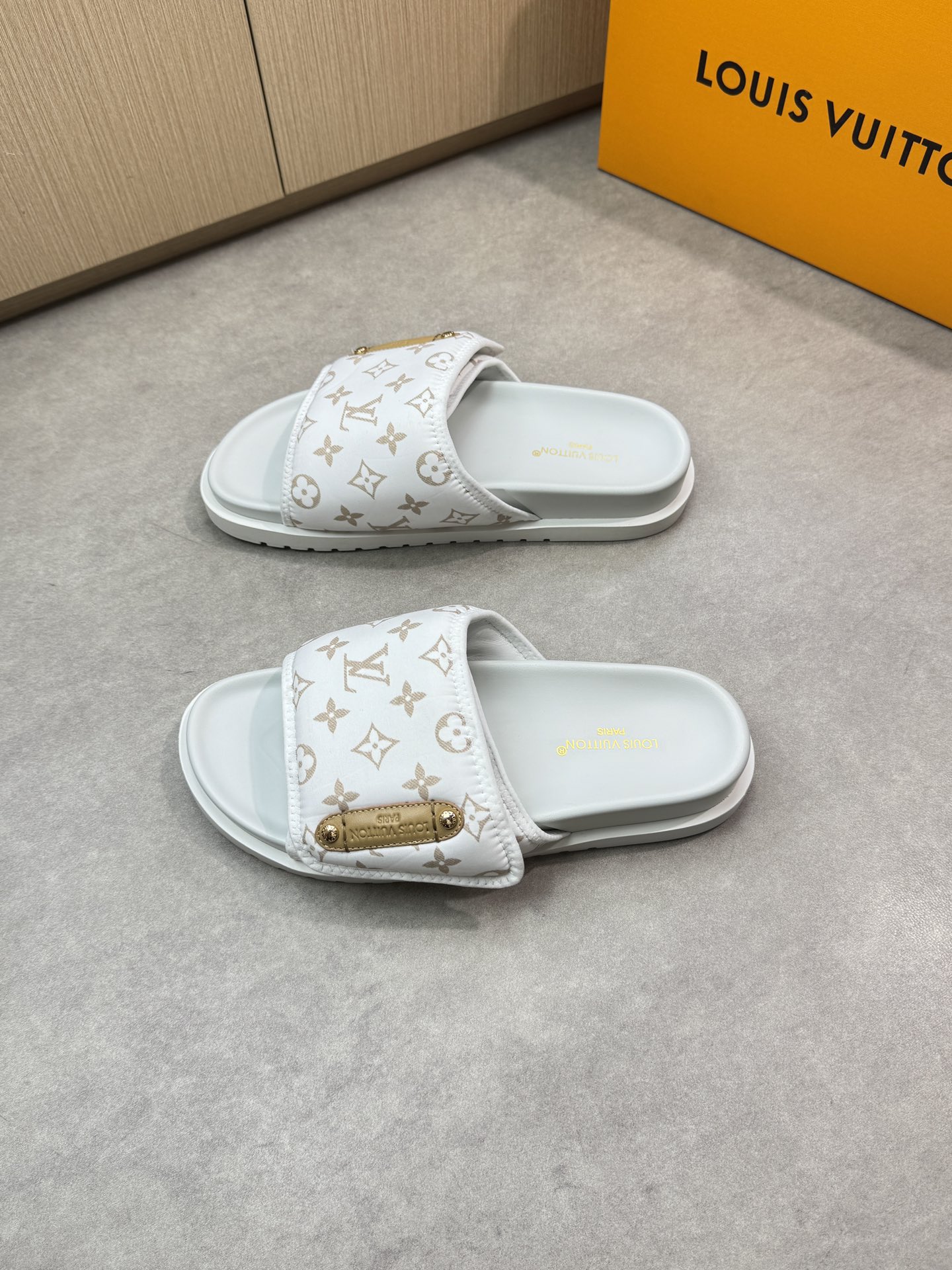 Louis Vuitton Women's White Monogram Comfy Flat Sandal Slides Size 39-44 4 i1746638104 1988 2