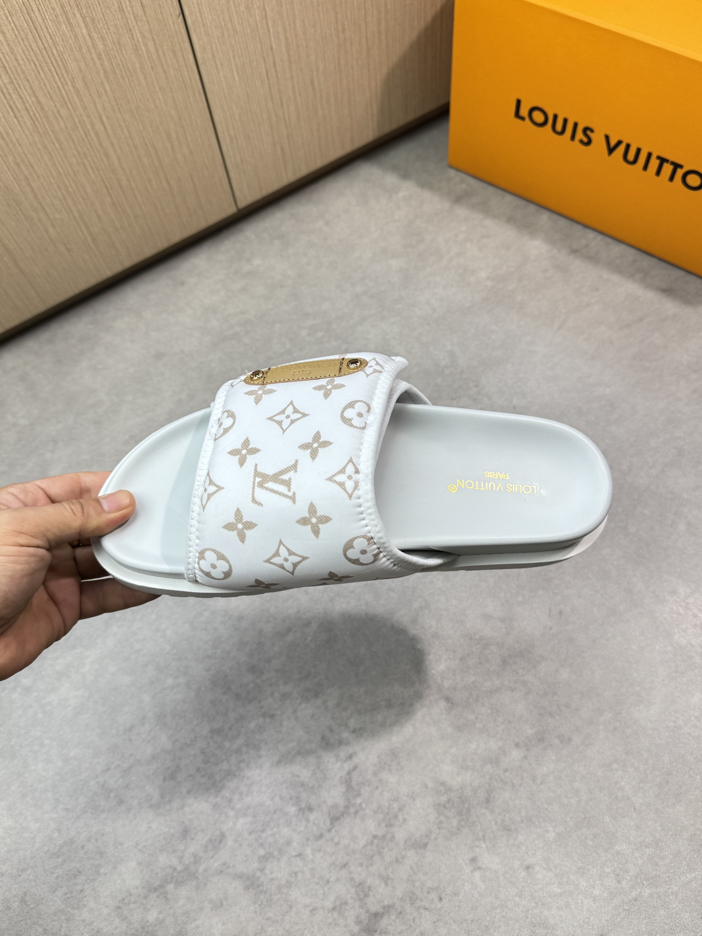 Louis Vuitton Women's White Monogram Comfy Flat Sandal Slides Size 39-44 6 i1746638104 2441 4
