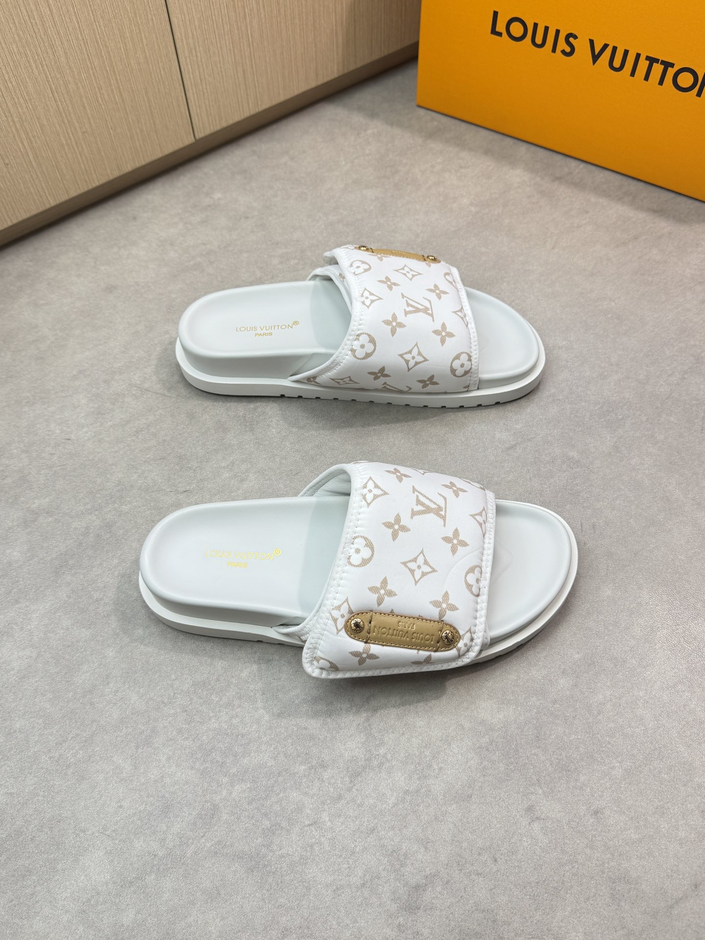 Louis Vuitton Women's White Monogram Comfy Flat Sandal Slides Size 39-44 1 Louis Vuitton Women's White Monogram Comfy Flat Sandal Slides Size 39-44