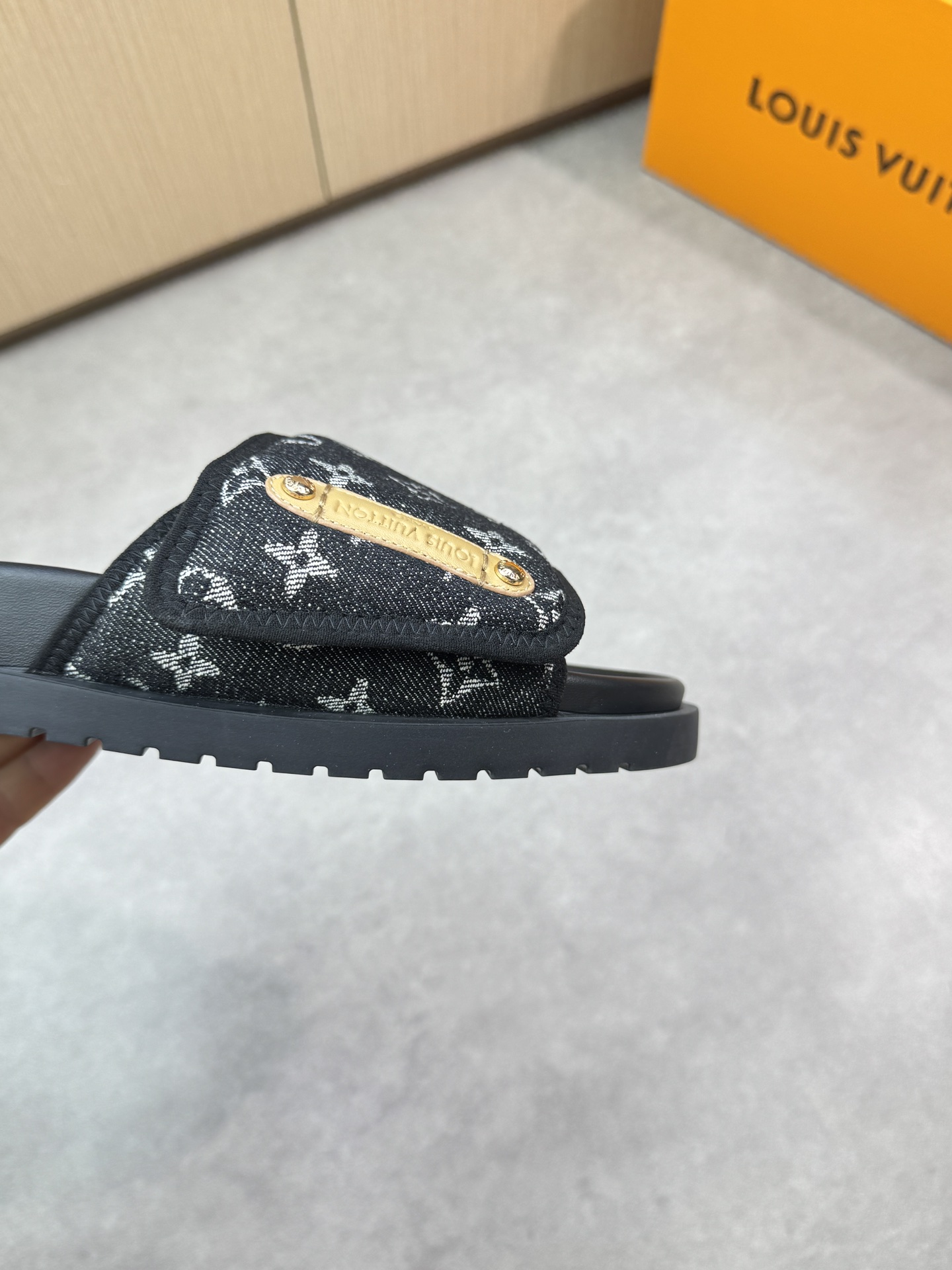 Louis Vuitton Monogram Canvas Sandal Comfortable Beach Pool Slides for Men 9 i1746638215 3854 7