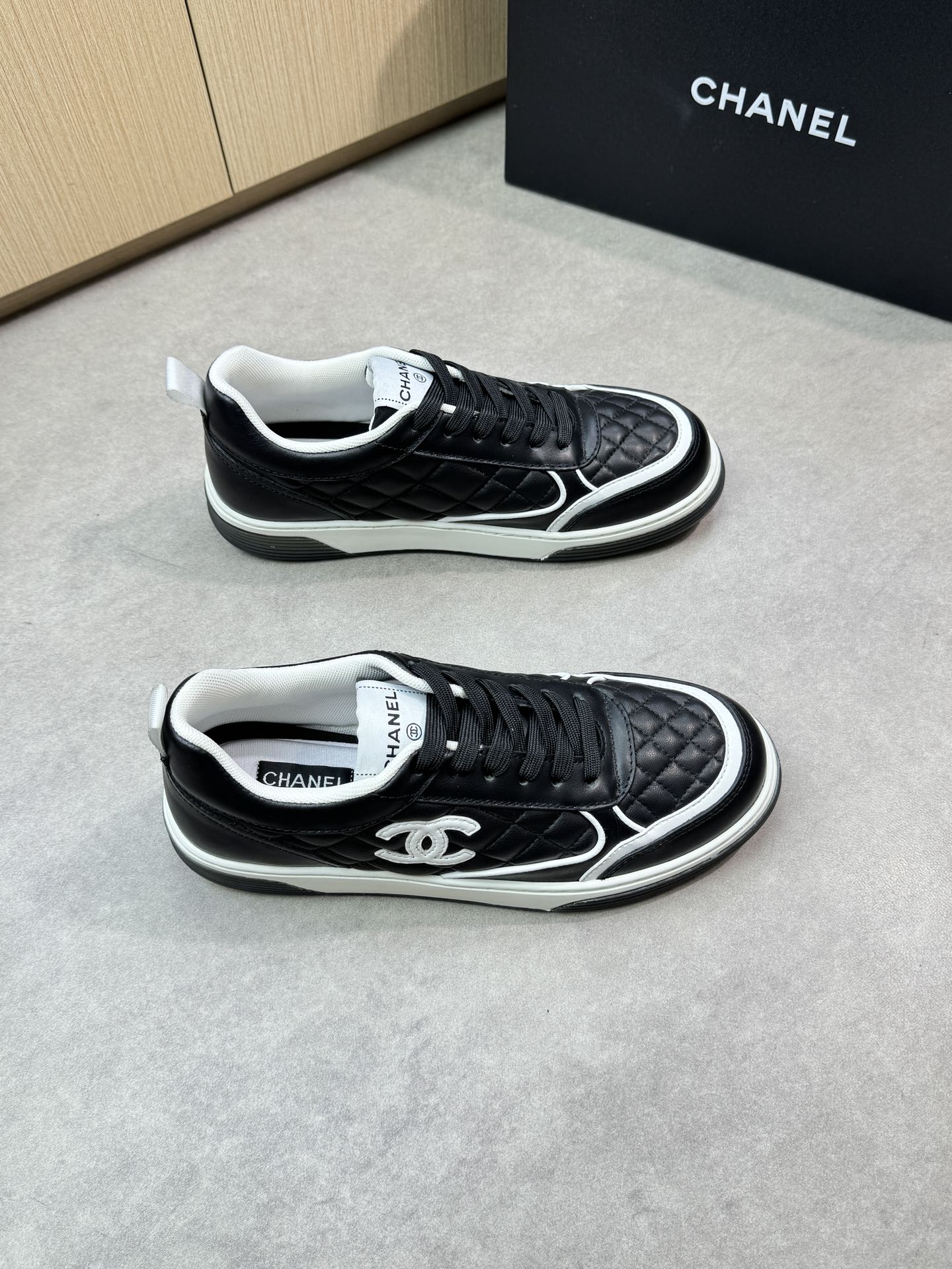 NO:283938,【CHANEL】Chanel - High-end quality Original single casual sports shoes - Upper Napa calfskin, computer embroidery craftsmanship, shoe body sewing brand totem - Neil brand canvas, foot pads; Brand 3D canvas - Outsole ultra-light TPU·rubber; Two-color molded outsole - Ultra-high quality control, fine workmanship highlighted (high-end, noble, grade) -Size 39-44 (38,45, custom made)·CN0186,,chanel,chanel,cowhide19860909【 CHANEL】香奈儿 -高端品质 原单休闲运动版鞋 -鞋面纳帕小牛皮、电脑刺绣工艺、鞋身车缝品牌图腾 -内里品牌帆布,垫脚;品牌3D帆布 -大底超轻TPU·橡胶; 双色成型大底 -超高品控·做工精细凸显(高端·贵气·档次) -Size 39-44（38,45,可订做)·CN0186,,chanel,chanel,cowhide,Men's shoes