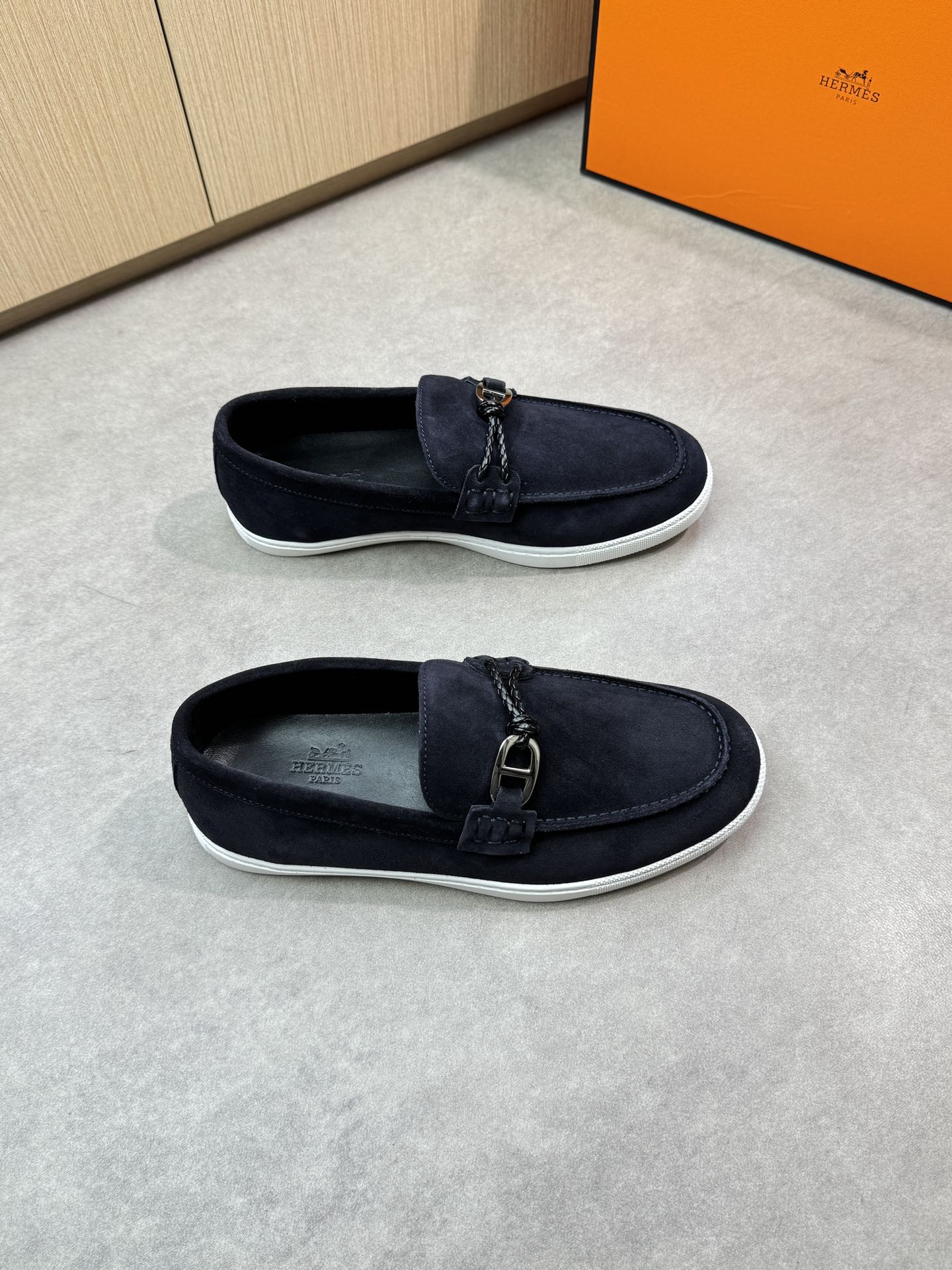 NO:283942,【HERMES】HERMES - High-end quality Original single casual sports shoes - Upper back-fleece calfskin, shoe Dan outer joint stitching, brand metal fastener horizontal decoration - Inner water dyed cowhide - Outsole ultralight TPR rubber · molded outsole - Ultra-high quality control · fine workmanship highlighted (high-end, noble, grade) -Size 39-44 (38, 45 can be customized)·0181,, hermes, hermes, cowhide19860909【 HERMES】爱马仕  -高端品质 原单休闲运动板鞋 -鞋面反绒小牛皮、鞋丹外合车缝线、品牌金属扣件横担装饰 -内里水染牛皮 -大底超轻TPR橡胶·成型大底 -超高品控·做工精细凸显(高端·贵气·档次) -Size 39-44（38、45可订做)·0181,,hermes,hermes,cowhide,Men's shoes