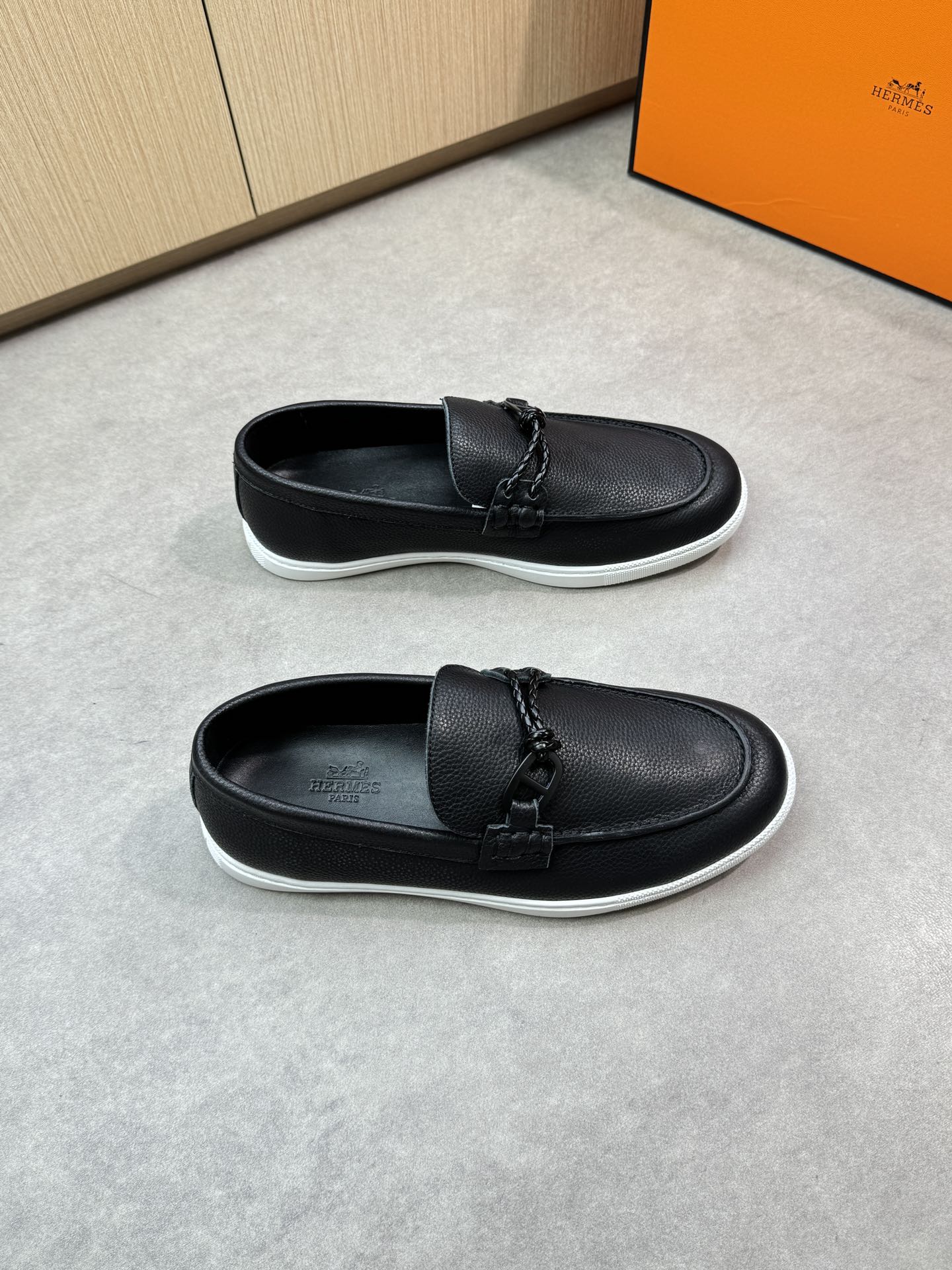 NO:283943,【HERMES】HERMES - High-end quality Original single casual sports shoes - upper lying calfskin, shoe Dan outer joint stitching, brand metal fastener horizontal decoration - inner water dyed cowhide - outsole ultralight TPR rubber · molded outsole - ultra high quality control · fine workmanship highlight (high-end · noble · grade) -Size 39-44 (38, 45 can be customized)·0181,, hermes, hermes, cowhide19860909【 HERMES】爱马仕  -高端品质 原单休闲运动板鞋 -鞋面荔纹小牛皮、鞋丹外合车缝线、品牌金属扣件横担装饰 -内里水染牛皮 -大底超轻TPR橡胶·成型大底 -超高品控·做工精细凸显(高端·贵气·档次) -Size 39-44（38、45可订做)·0181,,hermes,hermes,cowhide,Men's shoes