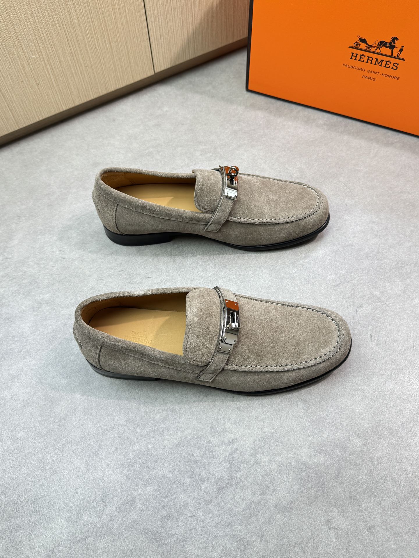 NO:284039,【HERMES】HERMES - High-end quality Original single leather shoes - Imported back-velvet calfskin on the upper, external stitching of the shoe, brand metal fastener decoration - Inner water dyed cowhide - Outsole ultra-light leather·rubber; Combined molded leather outsole - Ultra-high quality control·fine workmanship highlighted (high-end, noble, grade) -Size 39-44 (38,45,46, size can be customized)·HMS0678,,hermes,hermes,cowhide,Leather soles19860909【 HERMES】爱马仕 -高端品质 原单正装皮鞋 -鞋面进口反绒小牛皮、鞋丹外合车缝线、品牌金属扣件装饰 -内里水染牛皮 -大底超轻真皮·橡胶；组合成型真皮大底 -超高品控·做工精细凸显( 高端·贵气·档次 ) -Size 39-44（38,45,46,码可订做)·HMS0678,,hermes,hermes,cowhide,Leather soles,Men's shoes