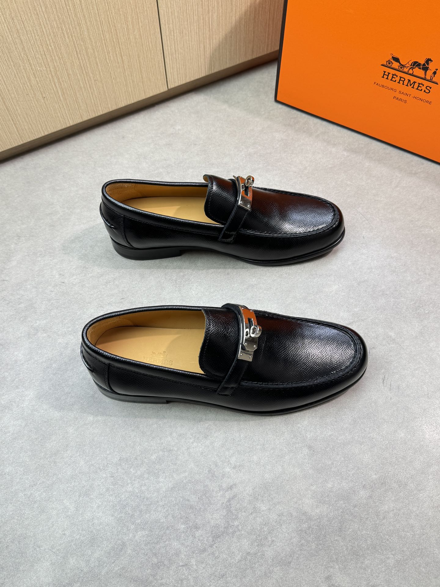 NO:284043,【HERMES】HERMES - High-end quality Original single leather shoes - Imported palm print calfskin on the upper, external stitching of the shoe Dan, brand metal fastener decoration - Inner water dyed cowhide - Outsole ultra-light leather·rubber; Combined molded leather outsole - Ultra-high quality control·fine workmanship highlighted (high-end, noble, grade) -Size 39-44 (38,45,46, size can be customized)·HMS0678,,hermes,hermes,cowhide,Leather soles19860909【 HERMES】爱马仕 -高端品质 原单正装皮鞋 -鞋面进口手掌纹小牛皮、鞋丹外合车缝线、品牌金属扣件装饰 -内里水染牛皮 -大底超轻真皮·橡胶；组合成型真皮大底 -超高品控·做工精细凸显( 高端·贵气·档次 ) -Size 39-44（38,45,46,码可订做)·HMS0678,,hermes,hermes,cowhide,Leather soles,Men's shoes