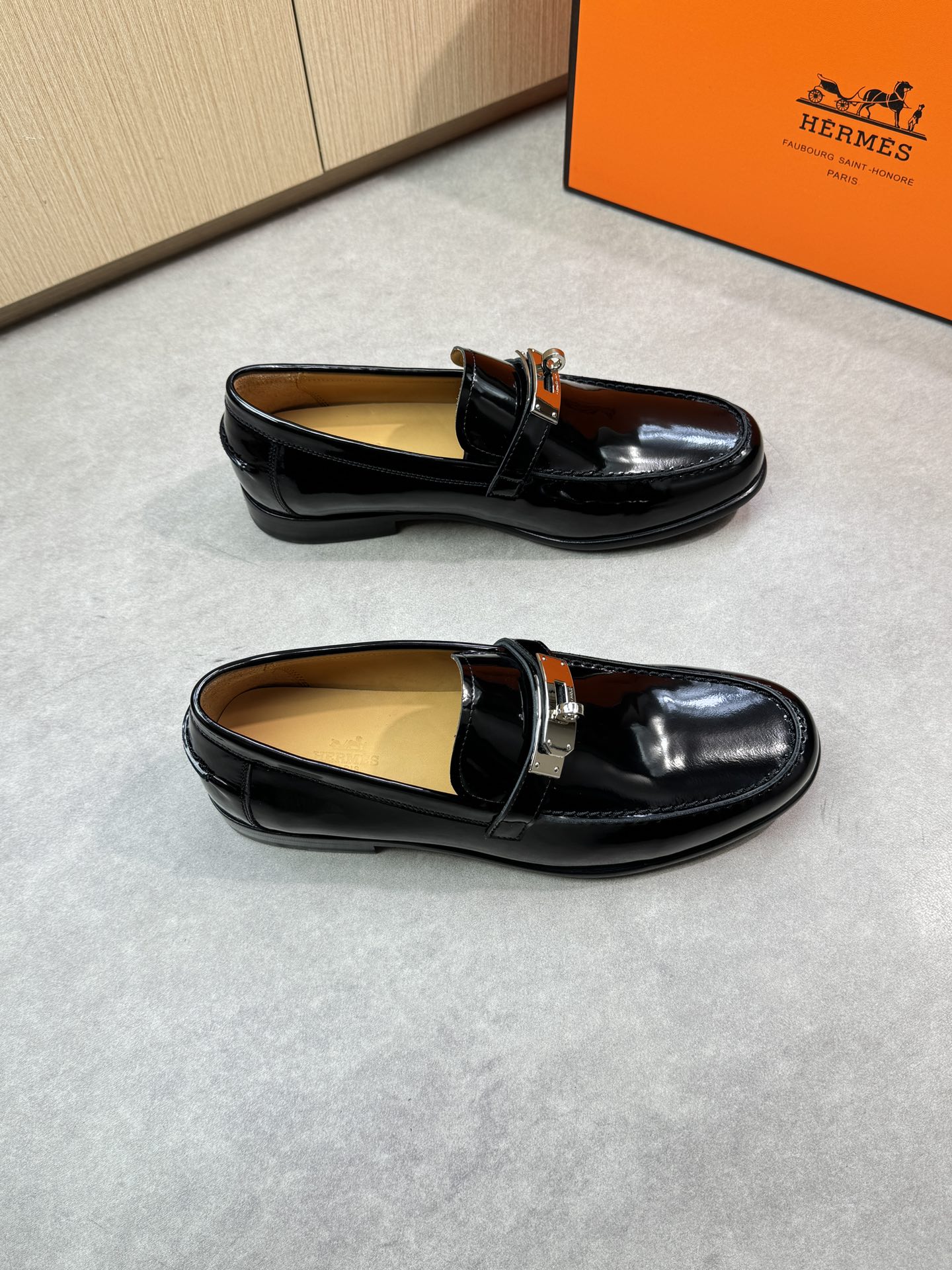 NO:284044,【HERMES】HERMES - High-end quality Original single leather shoes - Imported upper edge beaded calfskin, shoe Dan outer joint stitching, brand metal fastener decoration - Inner water dyed cowhide - Outsole ultra-light leather·rubber; Combined molded leather outsole - Ultra-high quality control·fine workmanship highlighted (high-end, noble, grade) -Size 39-44 (38,45,46, size can be customized)·HMS0678,,hermes,hermes,cowhide,Leather soles19860909【 HERMES】爱马仕 -高端品质 原单正装皮鞋 -鞋面进口开边珠小牛皮、鞋丹外合车缝线、品牌金属扣件装饰 -内里水染牛皮 -大底超轻真皮·橡胶；组合成型真皮大底 -超高品控·做工精细凸显( 高端·贵气·档次 ) -Size 39-44（38,45,46,码可订做)·HMS0678,,hermes,hermes,cowhide,Leather soles,Men's shoes