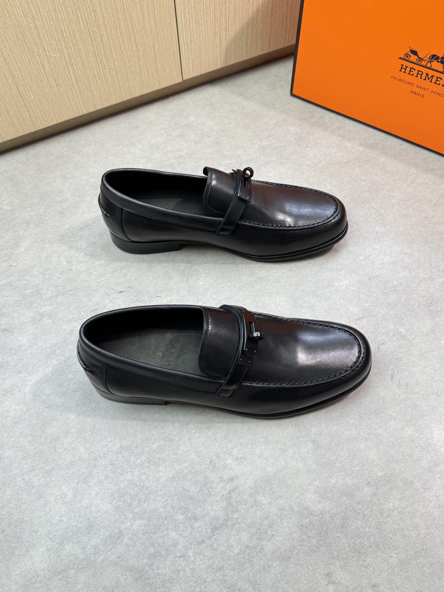 NO:284046,【HERMES】HERMES - High-end quality Original single leather shoes - Imported upper Napa calfskin, shoe Dan external stitching, brand metal fastener decoration - Inner water dyed cowhide - Outsole ultra-light leather·rubber; Combined molded leather outsole - Ultra-high quality control·fine workmanship highlighted (high-end, noble, grade) -Size 39-44 (38,45,46, size can be customized)·HMS0678,,hermes,hermes,cowhide,Leather soles19860909【 HERMES】爱马仕 -高端品质 原单正装皮鞋 -鞋面进口纳帕小牛皮、鞋丹外合车缝线、品牌金属扣件装饰 -内里水染牛皮 -大底超轻真皮·橡胶；组合成型真皮大底 -超高品控·做工精细凸显( 高端·贵气·档次 ) -Size 39-44（38,45,46,码可订做)·HMS0678,,hermes,hermes,cowhide,Leather soles,Men's shoes