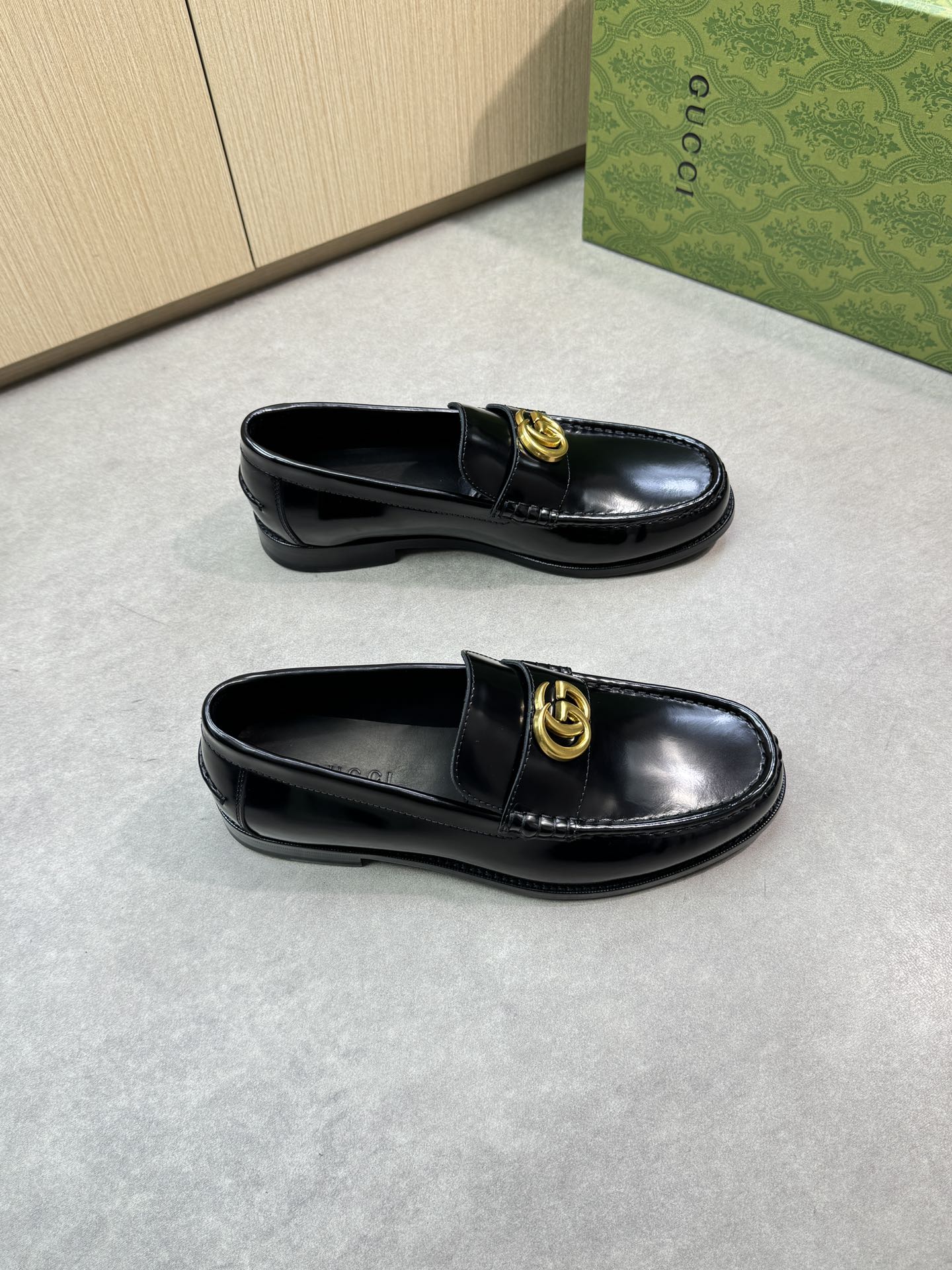 NO:284054,【Gucci】Gucci - High-end quality Original single leather shoes - Imported upper beaded calfskin, shoe Dan hand-stitched mark thread, brand metal fastener decoration - Inner water dyed cowhide - Outsole ultra-light leather·rubber; Combined molded leather outsole - Ultra-high quality control·fine workmanship highlights (high-end·noble·grade) -Size 39-44 (38,45,46, size can be customized)·HMS0678,,gucci,gucci,cowhide,Leather soles19860909【 Gucci】古驰 -高端品质 原单正装皮鞋 -鞋面进口开边珠小牛皮、鞋丹手工串缝马克线、品牌金属扣件装饰 -内里水染牛皮 -大底超轻真皮·橡胶；组合成型真皮大底 -超高品控·做工精细凸显( 高端·贵气·档次 ) -Size 39-44（38,45,46,码可订做)·HMS0678,,gucci,gucci,cowhide,Leather soles,Men's shoes