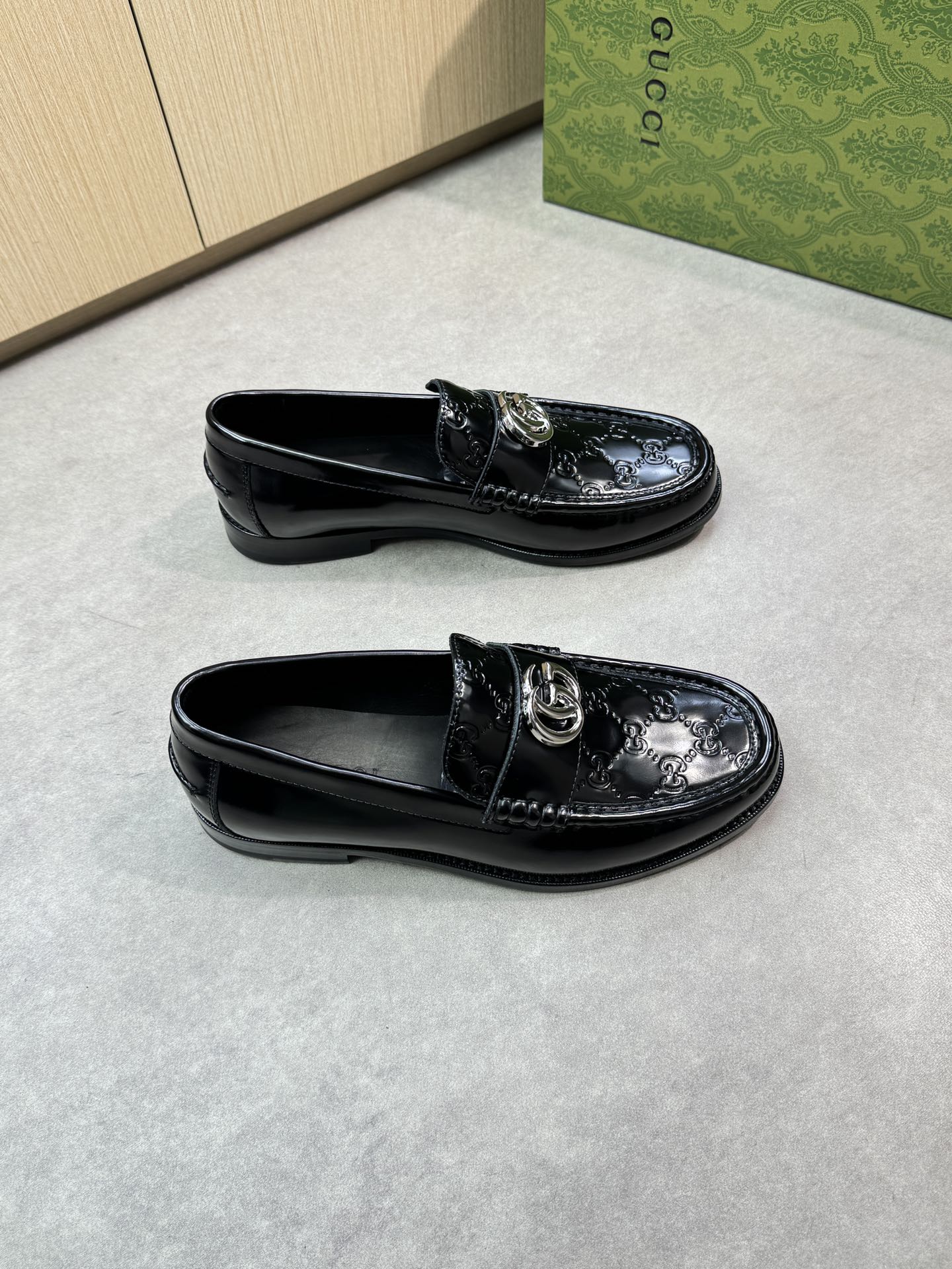 NO:284063,【Gucci】Gucci - High-end quality original single leather shoes - imported upper beaded calfskin, air-pressure brand totem, shoe Dan hand-stitched mark thread, brand metal fastener decoration - inner water dye cowhide - outsole ultra-light leather·rubber; combined molded leather outsole - ultra-high quality control·fine workmanship highlights (high-end·noble·grade) -Size 39-44 (38,45,46, size can be customized)·HMS0678,,gucci,gucci,cowhide,Leather soles19860909【 Gucci】古驰 -高端品质 原单正装皮鞋 -鞋面进口开边珠小牛皮、空压品牌图腾、鞋丹手工串缝马克线、品牌金属扣件装饰 -内里水染牛皮 -大底超轻真皮·橡胶；组合成型真皮大底 -超高品控·做工精细凸显( 高端·贵气·档次 ) -Size 39-44（38,45,46,码可订做)·HMS0678,,gucci,gucci,cowhide,Leather soles,Men's shoes