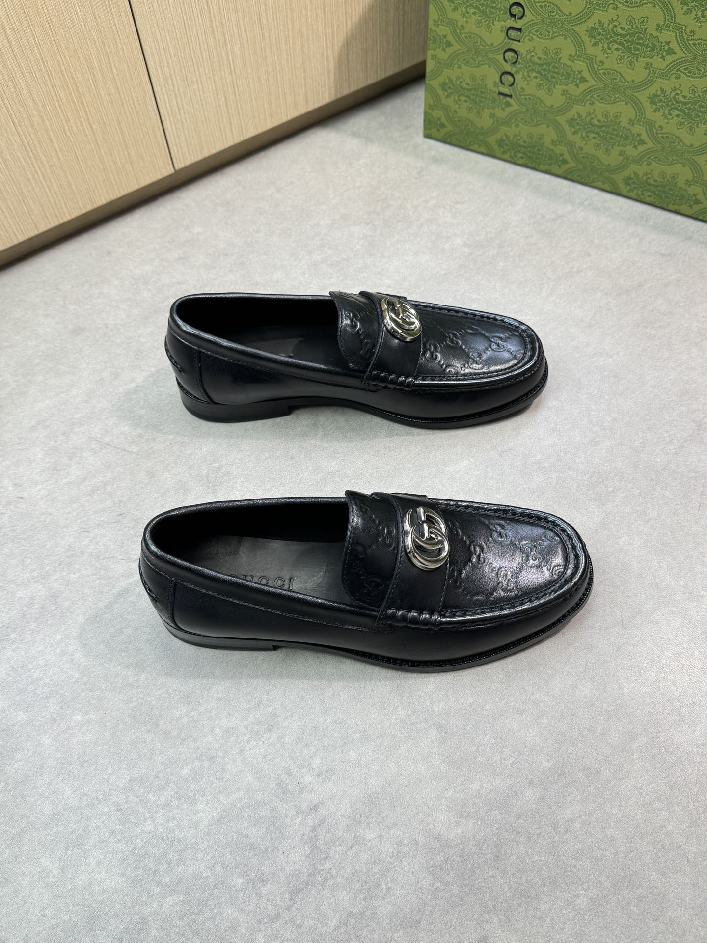 NO:284068,【Gucci】Gucci - High-end quality Original single leather shoes - Imported upper Napa calfskin, shoe Dan hand-stitched mark thread, brand metal fastener decoration - Inner water dyed cowhide - Outsole ultra-light leather·rubber; Combined molded leather outsole - Ultra-high quality control·fine workmanship highlights (high-end·noble·grade) -Size 39-44 (38,45,46, size can be customized)·HMS0678,,gucci,gucci,cowhide,Leather soles19860909【 Gucci】古驰 -高端品质 原单正装皮鞋 -鞋面进口纳帕小牛皮、鞋丹手工串缝马克线、品牌金属扣件装饰 -内里水染牛皮 -大底超轻真皮·橡胶；组合成型真皮大底 -超高品控·做工精细凸显( 高端·贵气·档次 ) -Size 39-44（38,45,46,码可订做)·HMS0678,,gucci,gucci,cowhide,Leather soles,Men's shoes