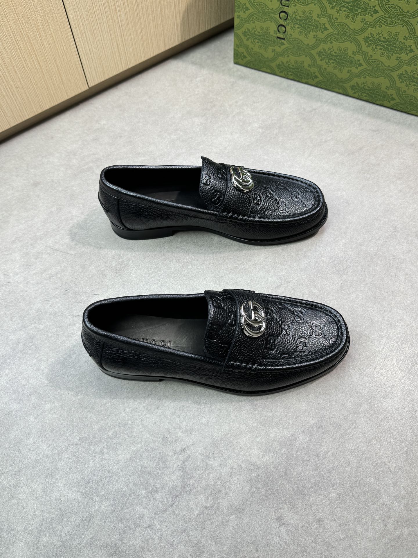 NO:284073,【Gucci】Gucci - High-end quality original single leather shoes - imported lyre pattern calfskin, air-pressure brand totem, shoe Dan hand-stitched string sewing mark thread, brand metal fastener decoration - inner water dye cowhide - outsole ultra-light leather·rubber; combined molded leather outsole - ultra-high quality control·fine workmanship highlights (high-end·noble·grade) -Size 39-44 (38,45,46, size can be customized)·HMS0678,,gucci,gucci,cowhide,Leather soles19860909【 Gucci】古驰 -高端品质 原单正装皮鞋 -鞋面进口荔纹小牛皮、空压品牌图腾、鞋丹手工串缝马克线、品牌金属扣件装饰 -内里水染牛皮 -大底超轻真皮·橡胶；组合成型真皮大底 -超高品控·做工精细凸显( 高端·贵气·档次 ) -Size 39-44（38,45,46,码可订做)·HMS0678,,gucci,gucci,cowhide,Leather soles,Men's shoes