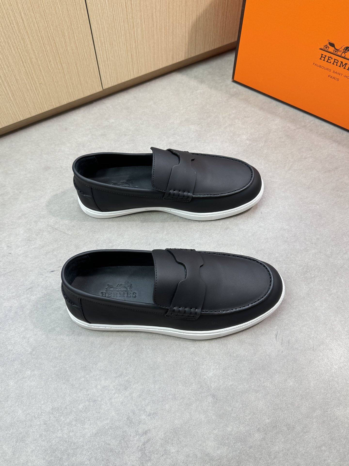 NO:284299,【HERMES】HERMES - High-end quality Original single casual sports shoes - Upper reverse velvet calfskin, shoe Dan outer stitching, brand cross-bond decoration - Inner water dyed cowhide - Outsole ultralight TPR rubber · molded outsole - Ultra-high quality control · fine workmanship highlighted (high-end · noble · grade) -Size 39-44 (38, 45 can be customized)·0186,, hermes, hermes, cowhide19860909【 HERMES】爱马仕  -高端品质 原单休闲运动板鞋 -鞋面反绒小牛皮、鞋丹外合车缝线、品牌横担装饰 -内里水染牛皮 -大底超轻TPR橡胶·成型大底 -超高品控·做工精细凸显(高端·贵气·档次) -Size 39-44（38、45可订做)·0186,,hermes,hermes,cowhide,Men's shoes