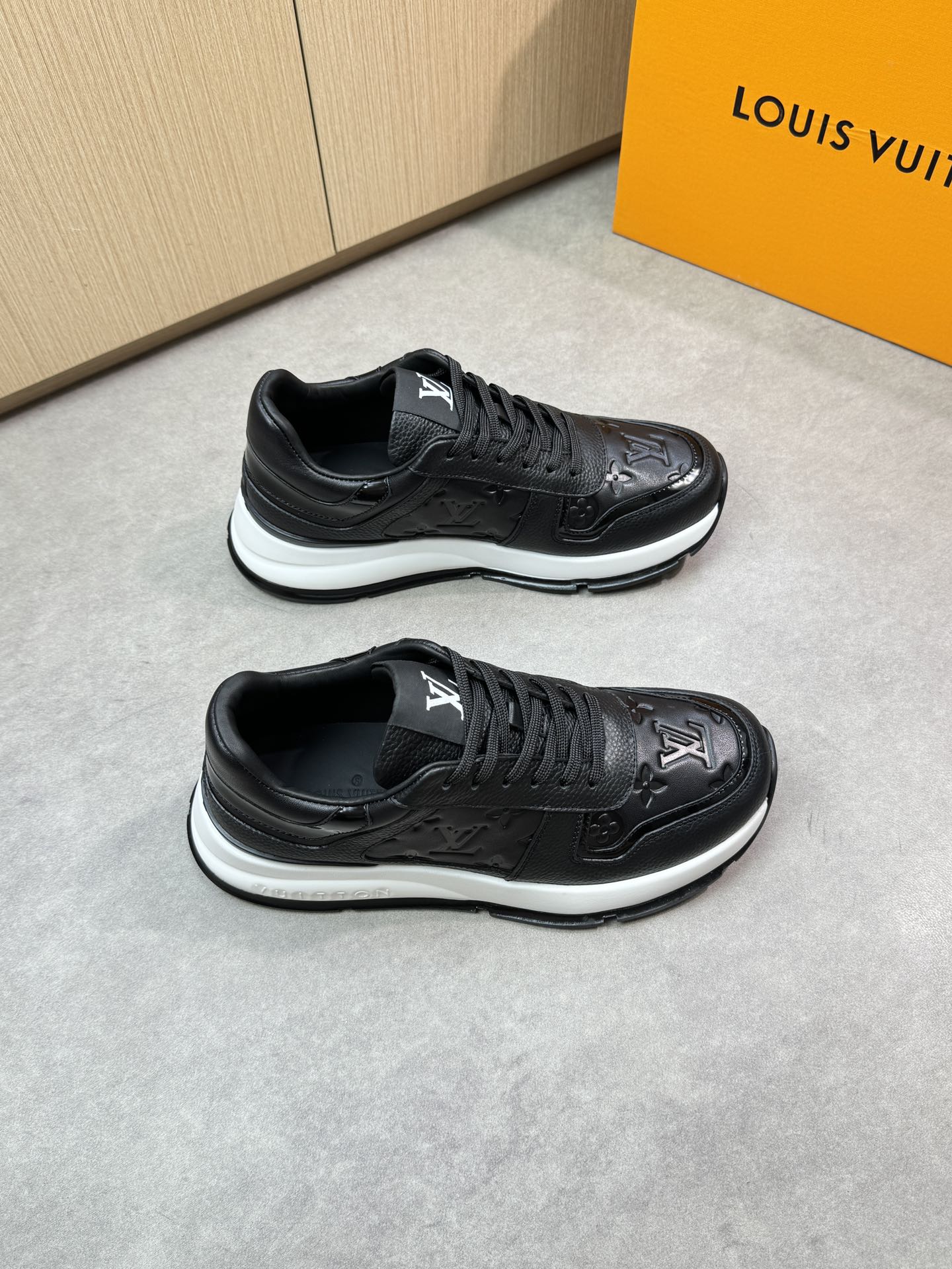 NO:284309,【Louis Vuitton】Louis Vuitton - High-end quality Original single casual sneakers - Upper lying pattern calfskin, Napa calfskin air compressor brand totem, shoe tongue; Brand Logo cloth - Inner water dyed cowhide - Outsole ultra-light TPU. Rubber foam; Two-color molded outsole - Ultra-high quality control · Fine workmanship highlighted (high-end · noble · grade) -Size 39-44 (38, 45, custom made)·L0118,,louis vuitton,louis vuitton,sneakers,cowhide19860909【Louis Vuitton】路易威登 -高端品质 原单休闲运动鞋 -鞋面荔纹小牛皮、纳帕小牛皮空压品牌图腾、鞋舌；品牌Logo布标 -内里水染牛皮 -大底超轻TPU.橡胶发泡; 双色成型大底 -超高品控·做工精细凸显(高端·贵气·档次) -Size 39-44（38,45,可订做)·L0118,,louis vuitton,louis vuitton,sneakers,cowhide,Men's shoes