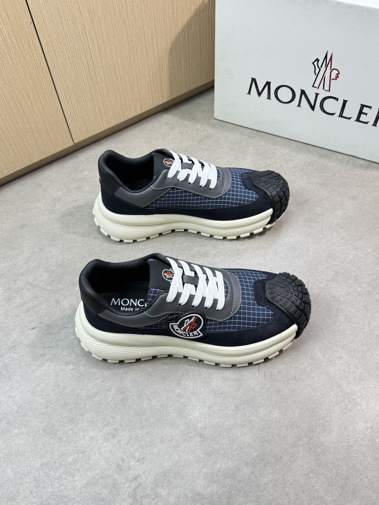 NO:284574,【MONCLER】Mongkelai (blind) - High-end quality Original single casual sneakers - Upper; Napa calfskin, reverse velvet calfskin, brand canvas cloth, heel silk screen brand logo, shoe body sewing brand plastic module - Inner water dye sheepskin, foot pad; Water dye cowhide - Outsole ultra-light TPU foam. Rubber; Two-color molded outsole - Ultra-high quality control·fine workmanship highlighting (high-end, noble, grade) -Size 39-44 (38,45, custom made)·MC0186,,christian louboutin,Moncler,Moncler,sneakers,cowhide,sheepskin19860909【MONCLER】盟可睐(蒙口) -高端品质 原单休闲运动鞋 -鞋面；纳帕小牛皮、反绒小牛皮、品牌帆布布匹、后跟丝印品牌Logo、鞋身车缝品牌塑胶模块 -内里水染羊皮,垫脚；水染牛皮 -大底超轻TPU发泡.橡胶; 双色成型大底 -超高品控·做工精细凸显 (高端·贵气·档次) -Size 39-44（38,45,可订做)·MC0186,,christian louboutin,Moncler,Moncler,sneakers,cowhide,sheepskin,Men's shoes