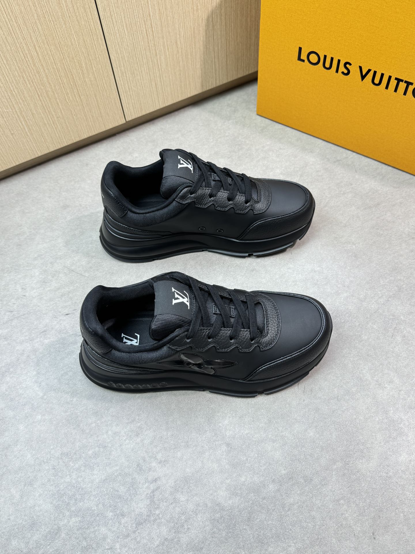 NO:284579,【Louis Vuitton】Louis Vuitton - High-end quality Original single casual sneakers - Upper lychew calfskin, Napa calfskin, shoe body sewing brand totem, shoe tongue. Brand logo, heel. Silk-print brand logo - Neil brand canvas - Outsole ultra-light TPU. Rubber foam; Two-color molded outsole - Ultra-high quality control · Fine workmanship highlight (high-end · noble · grade) -Size 39-44 (38, 45, custom made)·L0187,,louis vuitton,louis vuitton,sneakers,cowhide19860909【Louis Vuitton】路易威登 -高端品质 原单休闲运动鞋 -鞋面荔纹小牛皮、纳帕小牛皮、鞋身车缝品牌图腾、鞋舌.品牌Logo布标、后跟.丝印品牌logo -内里品牌帆布 -大底超轻TPU.橡胶发泡; 双色成型大底 -超高品控·做工精细凸显(高端·贵气·档次) -Size 39-44（38,45,可订做)·L0187,,louis vuitton,louis vuitton,sneakers,cowhide,Men's shoes