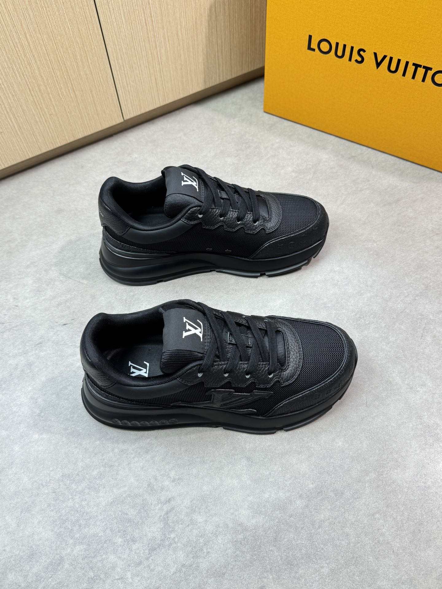 NO:284536,【Louis Vuitton】Louis Vuitton - High-end quality Original single casual sneakers - Upper lying calfskin, brand high mercerized canvas, shoe body sewing brand totem, tongue. Brand logo, heel. Silk-print brand logo - Inner brand canvas - Outsole ultra-light TPU. Rubber foam; Two-color molded outsole - Ultra-high quality control · Fine workmanship highlight (high-end · noble · grade) -Size 39-44 (38, 45, custom made)·L0187,,louis vuitton,louis vuitton,sneakers,cowhide19860909【Louis Vuitton】路易威登 -高端品质 原单休闲运动鞋 -鞋面荔纹小牛皮、品牌高丝光帆布、鞋身车缝品牌图腾、鞋舌.品牌Logo布标、后跟.丝印品牌logo -内里品牌帆布 -大底超轻TPU.橡胶发泡; 双色成型大底 -超高品控·做工精细凸显(高端·贵气·档次) -Size 39-44（38,45,可订做)·L0187,,louis vuitton,louis vuitton,sneakers,cowhide,Men's shoes