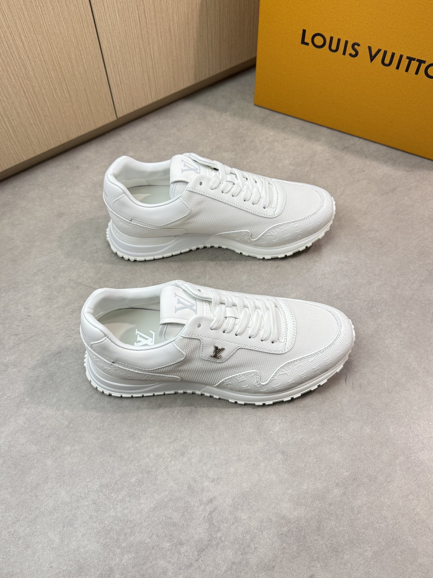 NO:284538,【Louis Vuitton】Louis Vuitton - High-end quality Original single casual sneakers - Upper Napa calfskin. Air compressor brand totem, brand high mercerized canvas, shoe body brand metal fasteners, tongue. Brand logo, heel. Silk-print brand logo - Inner water dye cowhide - Outsole ultra-light TPU. Rubber foam; Formed outsole - Ultra-high quality control · Fine workmanship highlight (high-end, noble, grade) -Size 39-44 (38,45, custom made)·L0146,,louis vuitton,louis vuitton,sneakers,cowhide19860909【Louis Vuitton】路易威登 -高端品质 原单休闲运动鞋 -鞋面纳帕小牛皮.空压品牌图腾、品牌高丝光帆布、鞋身品牌金属扣件、鞋舌.品牌Logo布标、后跟.丝印品牌logo -内里水染牛皮 -大底超轻TPU.橡胶发泡; 成型大底 -超高品控·做工精细凸显(高端·贵气·档次) -Size 39-44（38,45,可订做)·L0146,,louis vuitton,louis vuitton,sneakers,cowhide,Men's shoes