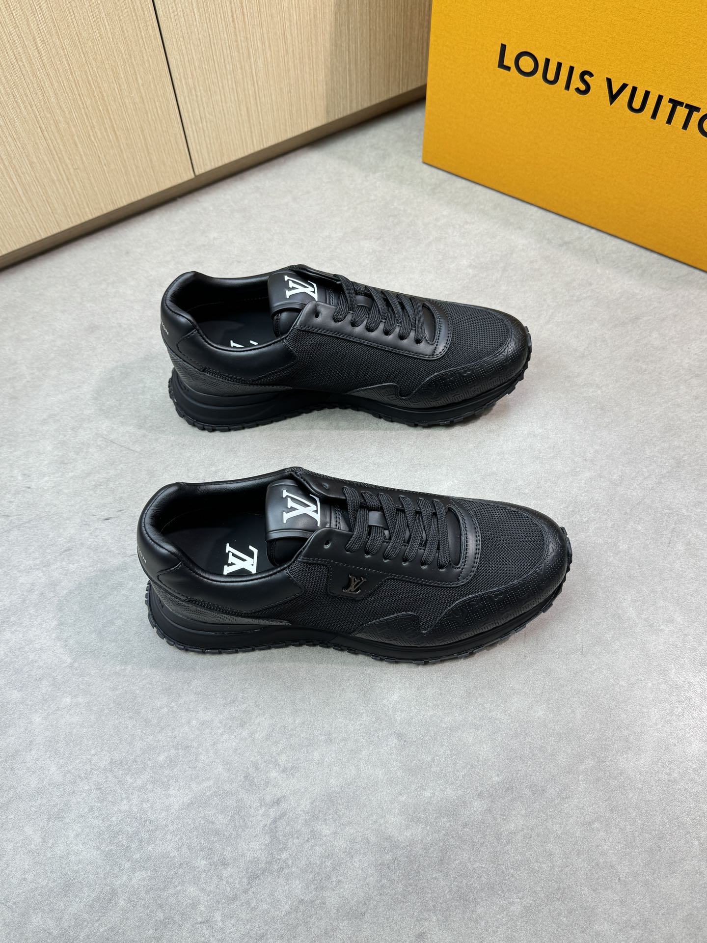 NO:284543,【Louis Vuitton】Louis Vuitton - High-end quality Original single casual sneakers - Upper Napa calfskin. Air compressor brand totem, brand high mercerized canvas, shoe body brand metal fasteners, tongue. Heel; Silk-print brand logo - Inner water dye cowhide - Outsole ultra-light TPU. Rubber foam; Formed outsole - Ultra-high quality control · Fine workmanship highlight (high-end · noble · grade) -Size 39-44 (38, 45, custom made)·L0146,,louis vuitton,louis vuitton,sneakers,cowhide19860909【Louis Vuitton】路易威登 -高端品质 原单休闲运动鞋 -鞋面纳帕小牛皮.空压品牌图腾、品牌高丝光帆布、鞋身品牌金属扣件、鞋舌.后跟；丝印品牌logo -内里水染牛皮 -大底超轻TPU.橡胶发泡; 成型大底 -超高品控·做工精细凸显(高端·贵气·档次) -Size 39-44（38,45,可订做)·L0146,,louis vuitton,louis vuitton,sneakers,cowhide,Men's shoes