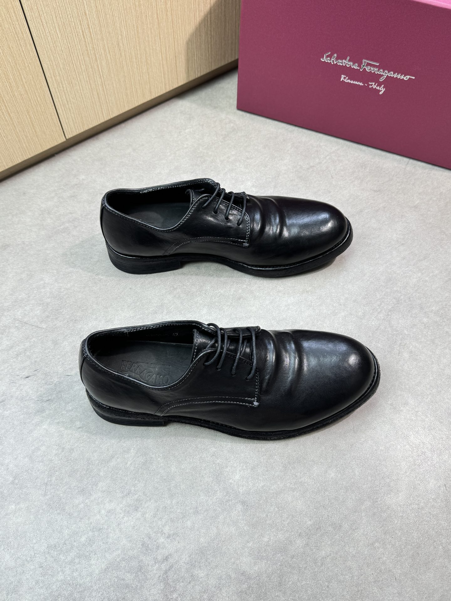 NO:284692,【 Ferragamo】 Ferragamo - High-end quality Original single leather shoes - Wax-like crazy horse leather on the upper, hand-made stranding process - Water-dyed cowhide in the inner lining - Ultra-light leather·rubber; Combined forming leather outsole - Ultra-high quality control·fine workmanship highlighted (high-end, noble, grade) -Size 39-44 (38,45, custom made)·8866,,ferragamo,ferragamo,cowhide,Leather soles19860909【 Ferragamo】菲拉格慕  -高端品质 原单正装皮鞋 -鞋面蜡感疯马皮、手工起股工艺 -内里水染牛皮 -大底超轻真皮·橡胶；组合成型真皮大底 -超高品控·做工精细凸显(高端·贵气·档次) -Size 39-44（38,45,可订做)·8866,,ferragamo,ferragamo,cowhide,Leather soles,Men's shoes