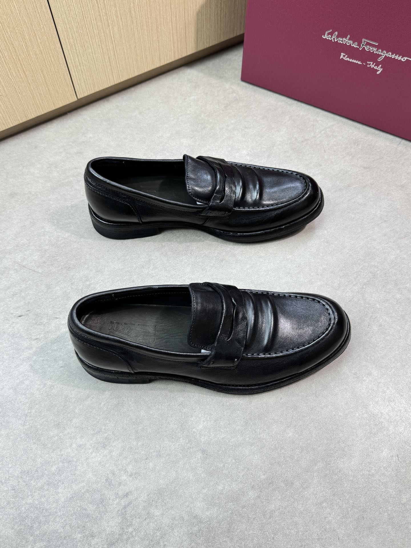 NO:284696,【 Ferragamo】 Ferragamo - High-end quality original single leather shoes - wax-like crazy horse leather on the upper, shoe Dan hand-stitching craftsmanship, hand-stitched mark thread, brand cross-stitching decoration - inner water dyed cowhide - outsole ultra-light leather·rubber; combined molded leather outsole - ultra-high quality control·fine workmanship highlights (high-end, noble, grade) -Size 39-44 (38,45, custom made)·8866,, ferragamo, ferragamo, cowhide, Leather soles19860909【 Ferragamo】菲拉格慕  -高端品质 原单正装皮鞋 -鞋面蜡感疯马皮、鞋丹手工起股工艺、手工串缝马克线、品牌横担装饰 -内里水染牛皮 -大底超轻真皮·橡胶；组合成型真皮大底 -超高品控·做工精细凸显(高端·贵气·档次) -Size 39-44（38,45,可订做)·8866,,ferragamo,ferragamo,cowhide,Leather soles,Men's shoes