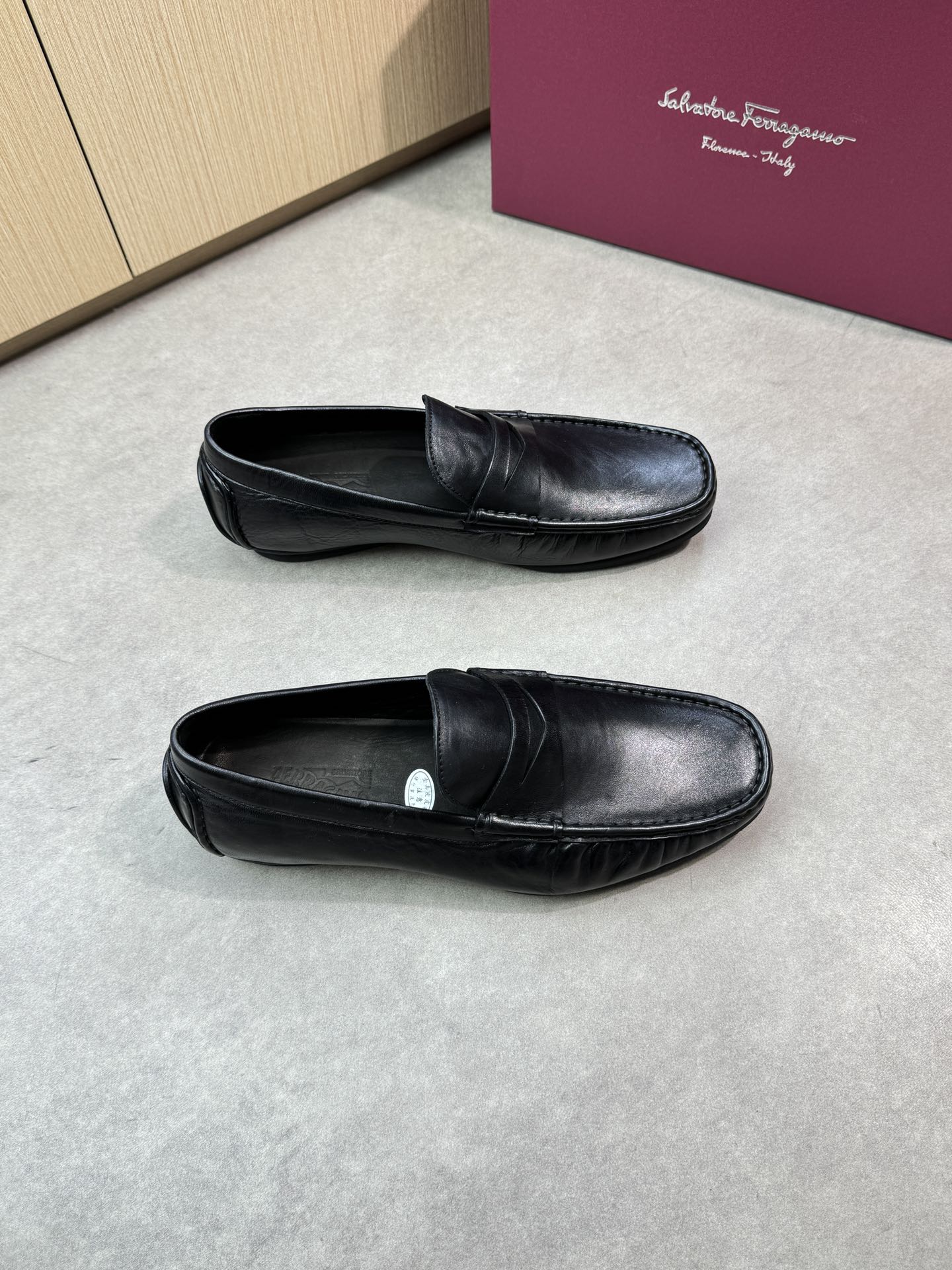 NO:284700,【 Ferragamo】 Ferragamo - High-end quality original single leather shoes - waxy macaque leather on the upper, handmade string sewing mark thread on the shoe, brand cross-bond decoration - water dyed cowhide - outsole ultra-light leather·rubber; combined molded leather outsole - ultra-high quality control·fine workmanship highlight (high-end, noble, grade) -Size 39-44 (38,45, custom made)·8866,, ferragamo, ferragamo, cowhide, Leather soles19860909【 Ferragamo】菲拉格慕 -高端品质 原单正装皮鞋 -鞋面蜡感疯马皮、鞋丹手工串缝马克线、品牌横担装饰 -内里水染牛皮 -大底超轻真皮·橡胶；组合成型真皮大底 -超高品控·做工精细凸显(高端·贵气·档次) -Size 39-44（38,45,可订做)·8866,,ferragamo,ferragamo,cowhide,Leather soles,Men's shoes