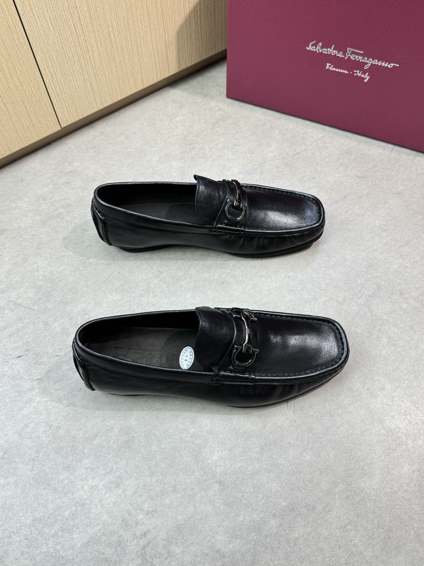 NO:284704,【 Ferragamo】 Ferragamo - High-end quality original single leather shoes - wax-like crazy horse leather on the upper, hand-stitched string mark thread on the shoe, brand metal fastener horizontal decoration - water dyed cowhide - outsole ultra-light leather·rubber; combined molded leather outsole - ultra-high quality control·fine workmanship highlight (high-end, noble, grade) -Size 39-44 (38,45, custom made)·8866,, ferragamo, ferragamo, cowhide, Leather soles19860909【 Ferragamo】菲拉格慕 -高端品质 原单正装皮鞋 -鞋面蜡感疯马皮、鞋丹手工串缝马克线、品牌金属扣件横担装饰 -内里水染牛皮 -大底超轻真皮·橡胶；组合成型真皮大底 -超高品控·做工精细凸显(高端·贵气·档次) -Size 39-44（38,45,可订做)·8866,,ferragamo,ferragamo,cowhide,Leather soles,Men's shoes