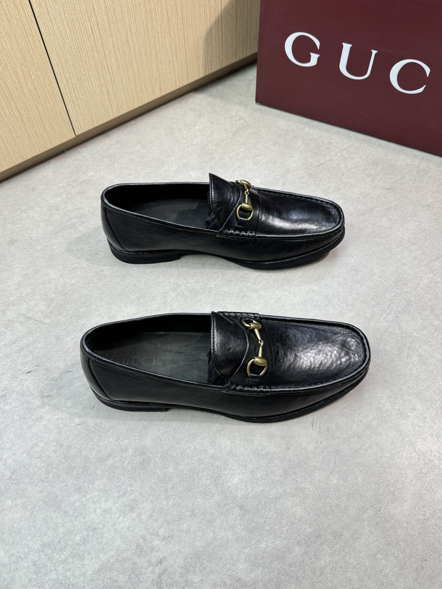 NO:284712,【Gucci】Gucci - High-end quality original single leather shoes - wax-like crazy horse leather upper, shoe Dan hand-stitched mark thread, brand metal fastener horizontal decoration - water dyed cowhide in the inner lining - ultra-light leather·rubber; combined molded leather outsole - ultra-high quality control·fine workmanship highlighted (high-end·noble·grade) -Size 39-44 (38,45, custom made)·8866,,gucci,gucci,cowhide,Leather soles19860909【 Gucci】古驰 -高端品质 原单正装皮鞋 -鞋面蜡感疯马皮、鞋丹手工串缝马克线、品牌金属扣件横担装饰 -内里水染牛皮 -大底超轻真皮·橡胶；组合成型真皮大底 -超高品控·做工精细凸显(高端·贵气·档次) -Size 39-44（38,45,可订做)·8866,,gucci,gucci,cowhide,Leather soles,Men's shoes