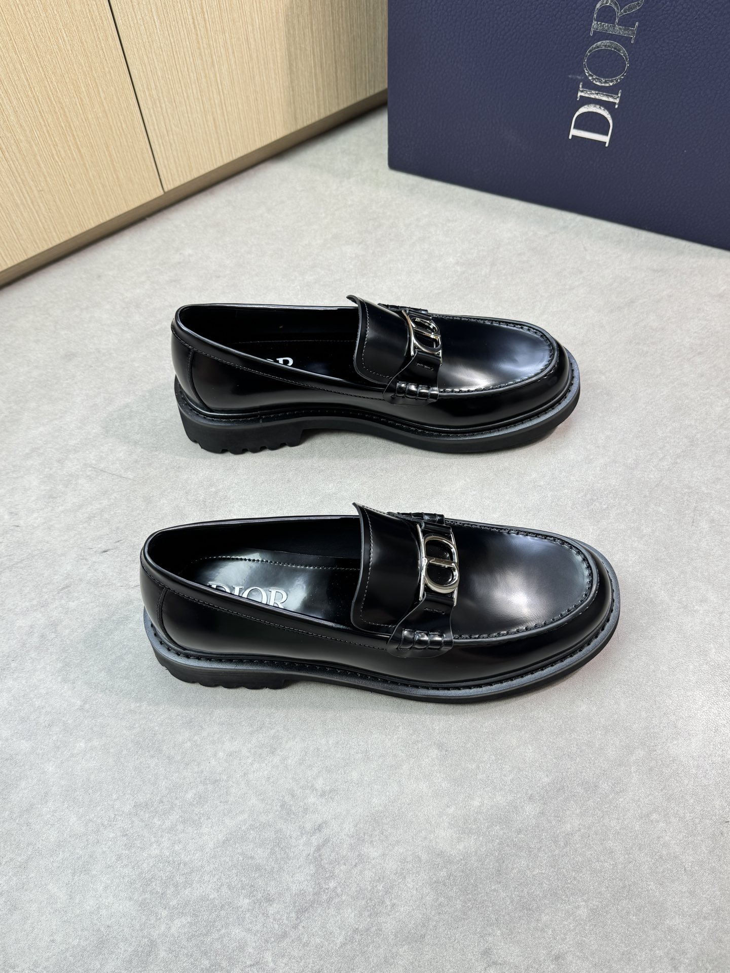 NO:284720,【Dior】Dior - High-end quality original single leather shoes - upper beaded calfskin, hand-stitched mark thread, brand metal fastener horizontal decoration - inner water dyed cowhide - outsole ultralight TPU foaming·rubber; combined molded outsole - ultra high quality control·fine workmanship highlighting (high-end·noble·grade) -Size 39-44 (38,45, custom made)·L0187,,dior,dior,cowhide19860909【 Dior】迪奥 -高端品质 原单正装皮鞋 -鞋面开边珠小牛皮、手工串缝马克线、品牌金属扣件横担装饰 -内里水染牛皮 -大底超轻TPU发泡·橡胶; 组合成型大底 -超高品控·做工精细凸显 (高端·贵气·档次) -Size 39-44（38,45,可订做)·L0187,,dior,dior,cowhide,Men's shoes