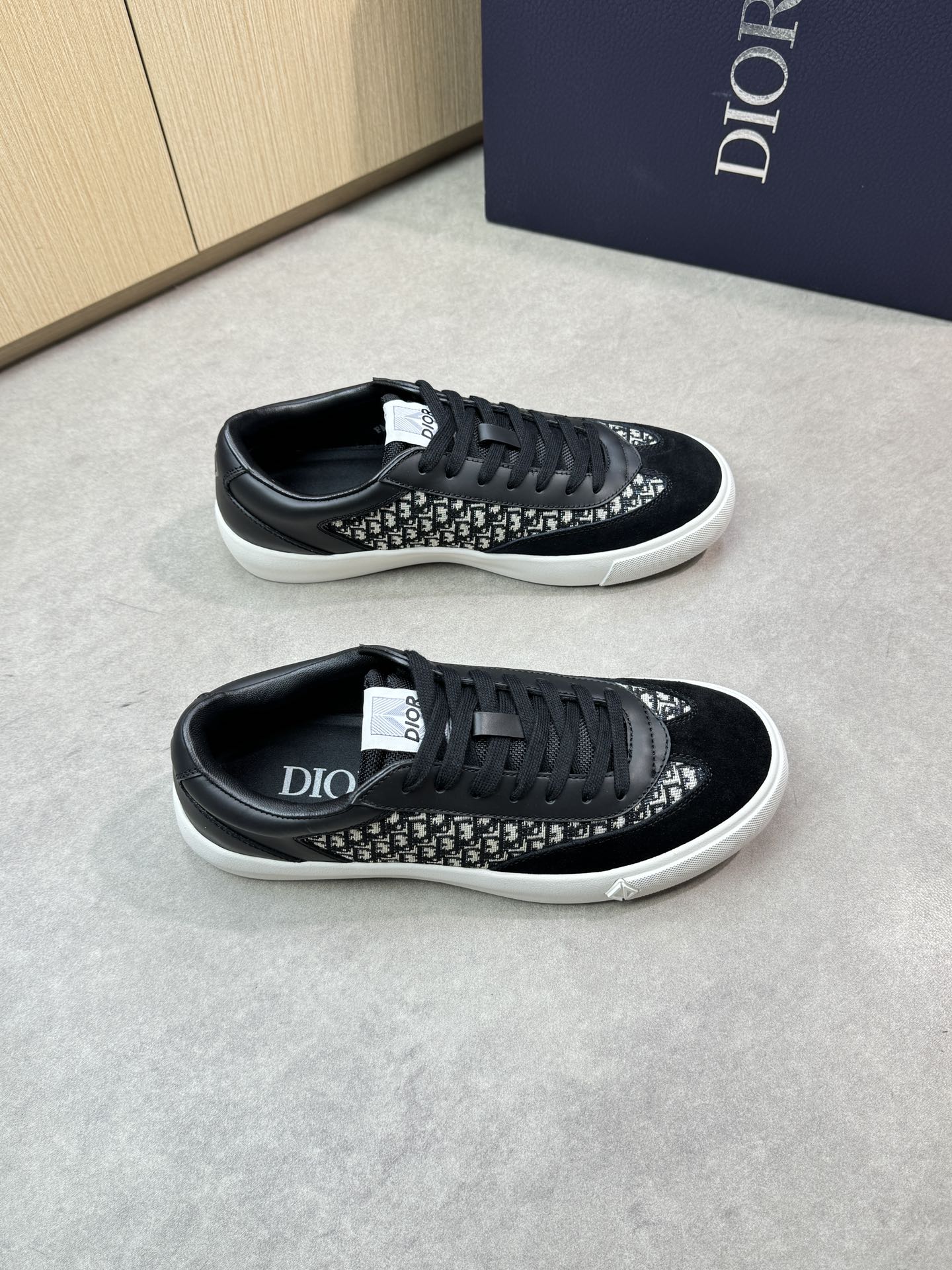 NO:284724,【Dior】Dior - High-end quality Original single couple outfit casual sports shoes - Upper Napa calfskin, reverse velvet calfskin, brand totem cloth, heel; Silk-printed high Zhoubo brand totem - inner water dyed cowhide, footbed; Brand canvas - original ultra-light TPR·rubber; molded outsole - ultra-high quality control·fine workmanship highlighted (high-end·noble·grade) -Size Men and women's same style 35-44 (female 40, men 38, 45, 46, can be customized)·D0187,,dior,dior,cowhide19860909【 Dior】迪奥 -高端品质 原单情侣装休闲运动板鞋 -鞋面纳帕小牛皮、反绒小牛皮、品牌图腾布匹、后跟；丝印高周波品牌图腾 -内里水染牛皮,垫脚; 品牌帆布 -原版超轻TPR·橡胶；成型大底 -超高品控·做工精细凸显(高端·贵气·档次) -Size 男女同款35-44（女40,男38、45、46,可订做)·D0187,,dior,dior,cowhide,Men's shoes