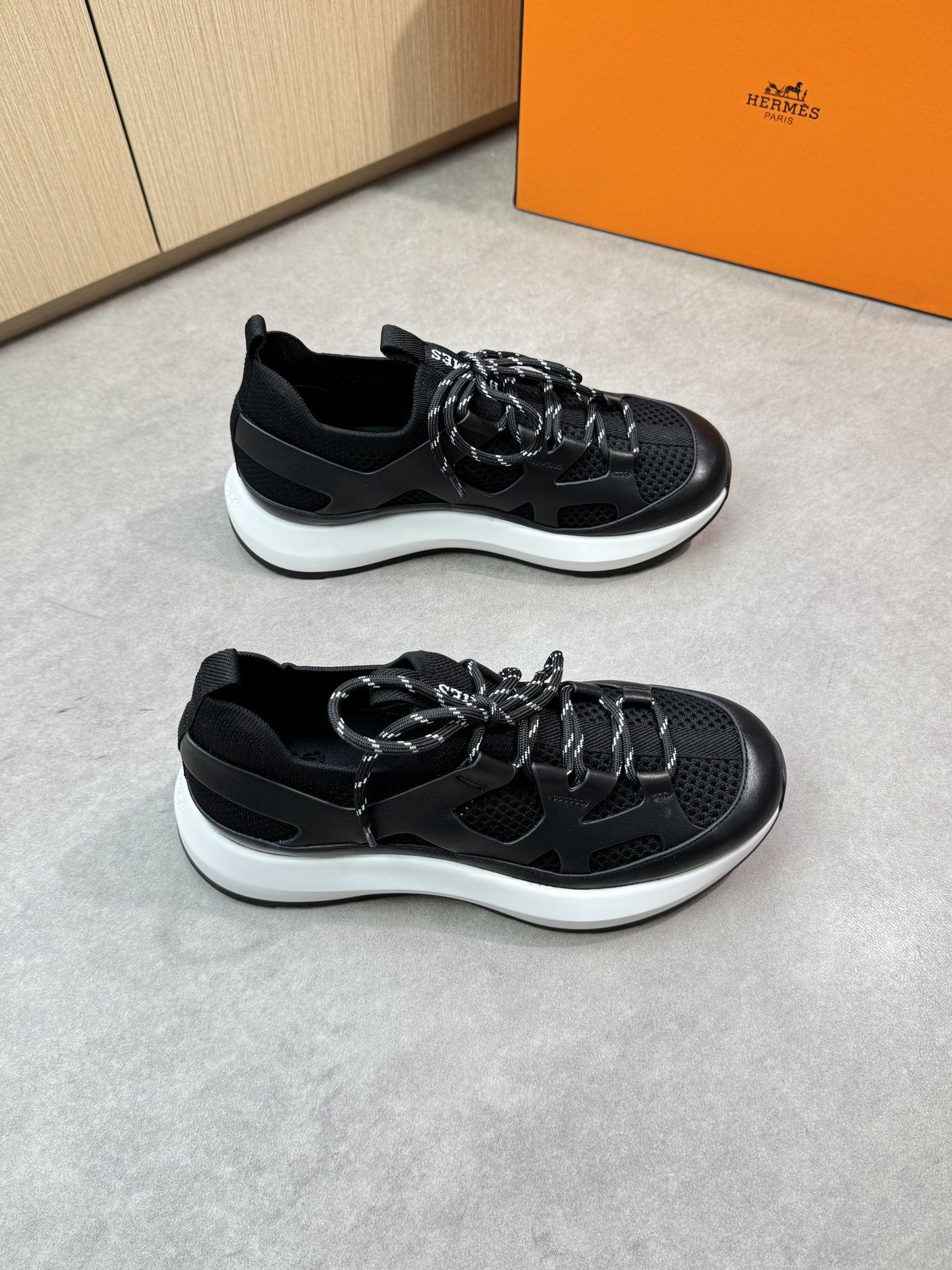 NO:346265,【HERMES】HERMES - High-end quality Original single casual sneakers - Upper Napa calf leather forging technology, shoe body brand hollow knitted canvas, sewing brand webbing - Inner water dyed cowhide footbed - Outsole original ultra-light TPU foaming·rubber; two-color molded sole - Ultra-high quality control·fine workmanship highlighting (high-end·noble·grade) -Size 38-44 (45,46, custom made)·H0183,,hermes,hermes,sneakers,cowhide19860909【 HERMES】爱马仕 -高端品质 原单休闲运动鞋 -鞋面纳帕小牛皮锻造工艺、鞋身品牌镂空针织帆布、车缝品牌织带 -内里水染牛皮垫脚 -大底原版超轻TPU发泡·橡胶；双色成型大底 -超高品控·做工精细凸显(高端·贵气·档次) -Size 38-44（45,46,可订做)·H0183,,hermes,hermes,sneakers,cowhide,Men's shoes