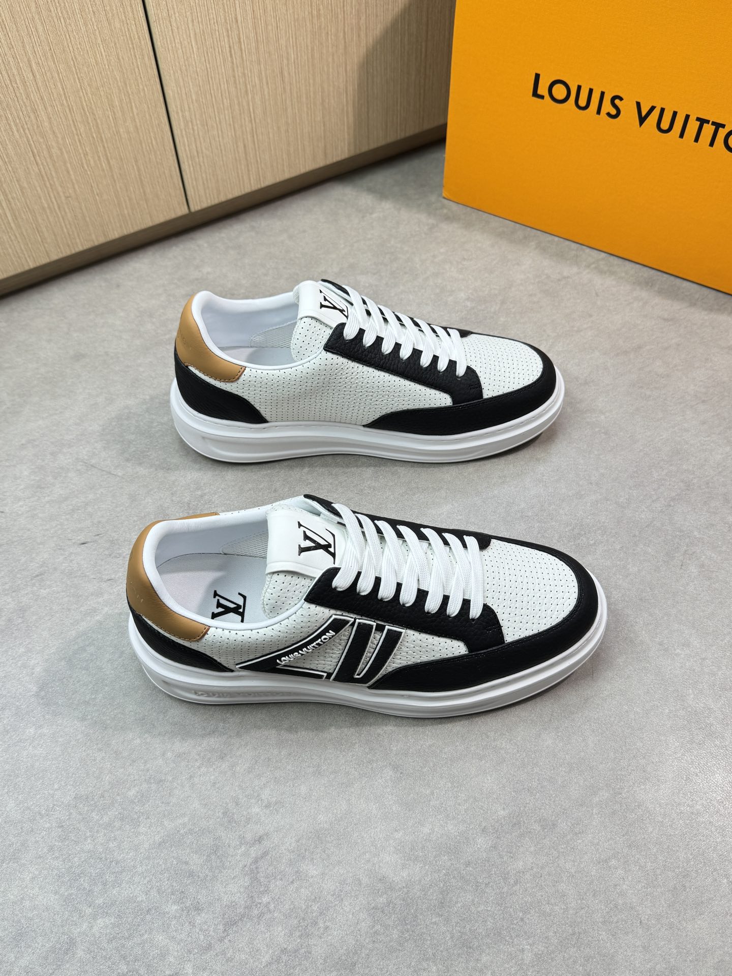 NO:346283,【Louis Vuitton】Louis Vuitton - High-end quality Original single casual sneakers - Upper lying pattern calfskin. Punching process, shoe body sewing brand plastic module totem, shoe tongue. Heel. Silk-printed high Zhoubo brand logo - Inner water dye cowhide, footbed; Brand canvas - Outsole ultra-light TPU foam; molded sole - Ultra-high quality control · Fine workmanship highlight (high-end, noble, grade) -Size 39-44 (38, 45, 46, custom made)·L0111,,louis vuitton,louis vuitton,sneakers,cowhide19860909【Louis Vuitton】路易威登 -高端品质 原单休闲运动鞋 -鞋面荔纹小牛皮.打孔工艺、鞋身车缝品牌塑胶模块图腾、鞋舌.后跟.丝印高周波品牌logo -内里水染牛皮,垫脚；品牌帆布 -大底超轻TPU发泡；成型大底 -超高品控·做工精细凸显(高端·贵气·档次) -Size 39-44（38,45,46,可订做)·L0111,,louis vuitton,louis vuitton,sneakers,cowhide,Men's shoes