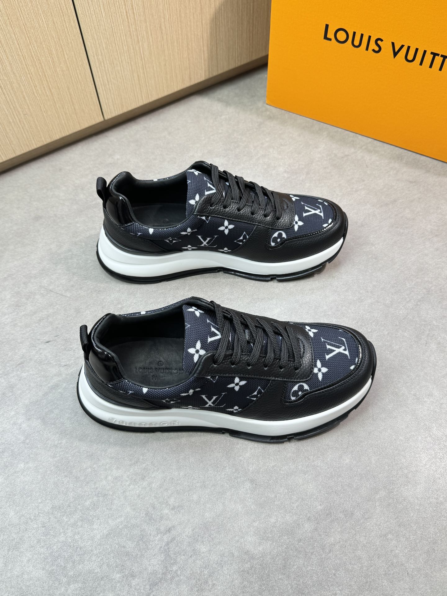 NO:346304,【Louis Vuitton】Louis Vuitton - High-end quality Original single casual sneakers - Upper lying calfskin, brand totem high mercerized canvas, heel; brand webbing - inner water dyed cowhide - outsole ultra-light TPU. rubber foam; two-color molded outsole - ultra-high quality control · fine workmanship highlighted (high-end · noble · grade) -Size 39-44 (38, 45, custom made)·L0118,,louis vuitton,louis vuitton,sneakers,cowhide19860909【Louis Vuitton】路易威登 -高端品质 原单休闲运动鞋 -鞋面荔纹小牛皮、品牌图腾高丝光帆布、后跟；品牌织带 -内里水染牛皮 -大底超轻TPU.橡胶发泡; 双色成型大底 -超高品控·做工精细凸显(高端·贵气·档次) -Size 39-44（38,45,可订做)·L0118,,louis vuitton,louis vuitton,sneakers,cowhide,Men's shoes