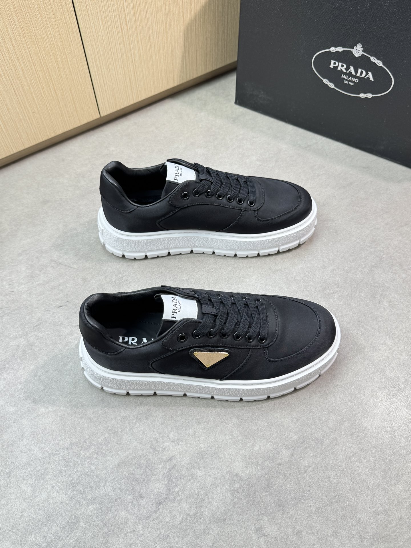 NO:346674,【PRADA】Prada - High-end quality Original single casual sneakers - Upper brand canvas cloth, shoe body sewing brand metal fastener, shoe tongue brand logo cloth - Inner water dyed cowhide - Outsole ultra-light TPU foam; molded outsole - Ultra-high quality control · Fine workmanship highlighted (high-end · noble · grade) -Size 38-44 (45, custom made) ·PR0372,,prada,prada,sneakers,cowhide19860909【PRADA】普拉达 -高端品质 原单休闲运动鞋 -鞋面品牌帆布布匹、鞋身车缝品牌金属扣件、鞋舌品牌logo布标 -内里水染牛皮 -大底超轻TPU发泡；成型大底 -超高品控·做工精细凸显(高端·贵气·档次) -Size 38-44（45,可订做)·PR0372,,prada,prada,sneakers,cowhide,Men's shoes