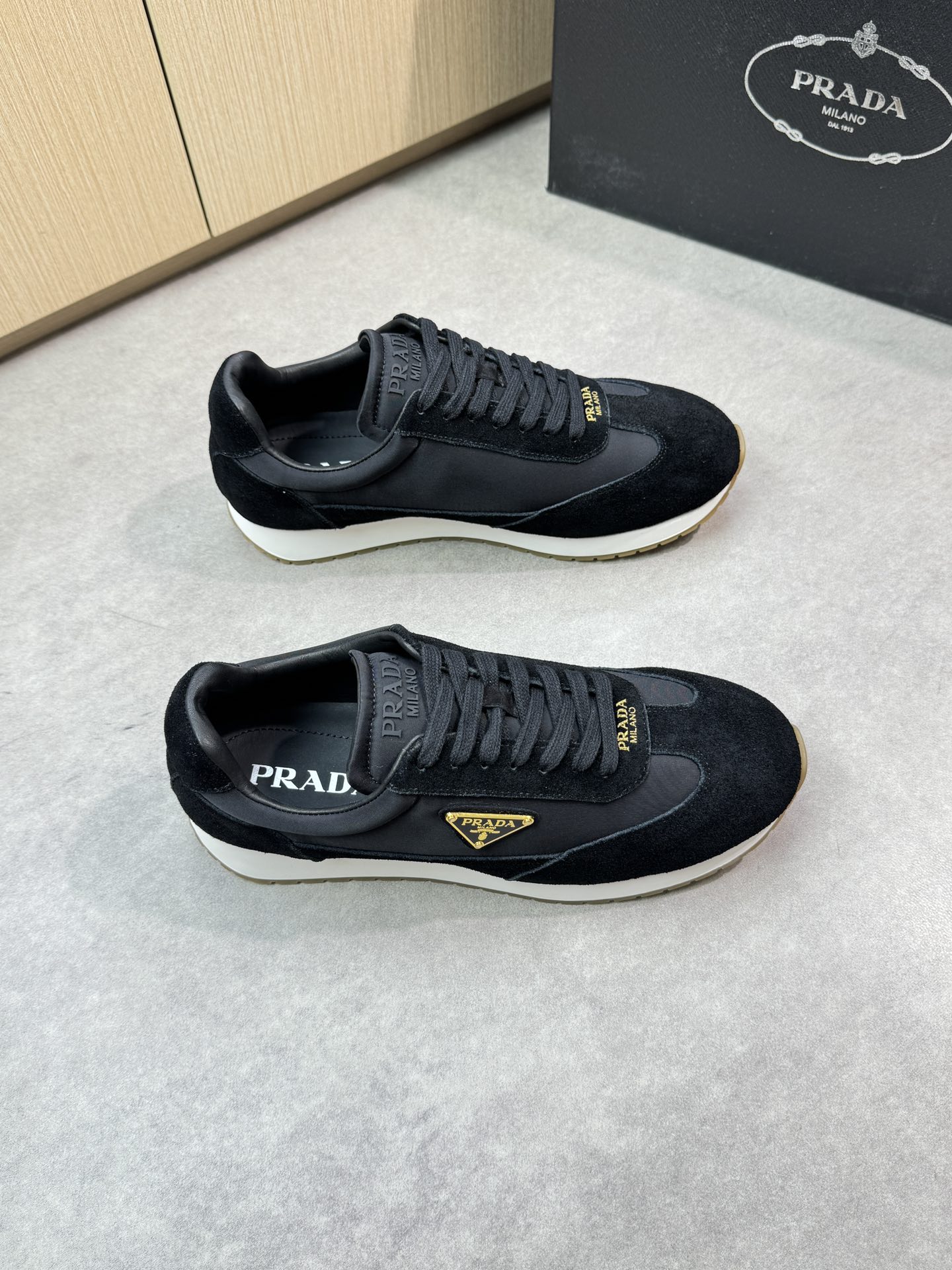NO:346694,【PRADA】Prada - High-end quality Original single casual sneakers - Upper back-fleece calfskin, brand high mercerized canvas, shoe body sewing brand metal fastener, shoe tongue injection molding brand logo - Inner water dye cowhide - Outsole ultra-light TPU foaming·rubber; two-color molded outsole - Ultra-high quality control·fine workmanship highlighted (high-end·noble·grade) -Size 38-44 (45, custom made)·PR0372,,prada,prada,sneakers,cowhide19860909【PRADA】普拉达 -高端品质 原单休闲运动鞋 -鞋面反绒小牛皮、品牌高丝光帆布、鞋身车缝品牌金属扣件、鞋舌注塑品牌logo -内里水染牛皮 -大底超轻TPU发泡·橡胶；双色成型大底 -超高品控·做工精细凸显(高端·贵气·档次) -Size 38-44（45,可订做)·PR0372,,prada,prada,sneakers,cowhide,Men's shoes