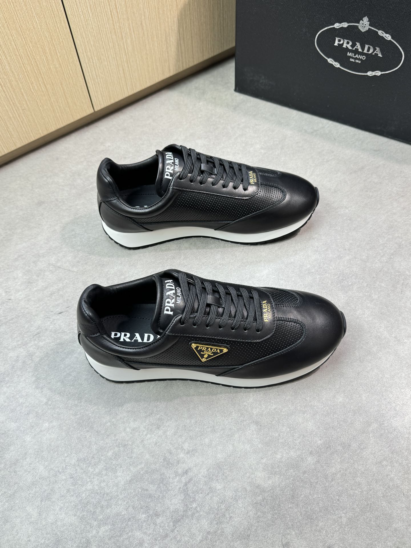 NO:346716,【PRADA】Prada - High-end quality Original single casual sneakers - Upper Napa calfskin, perforated calfskin, shoe body sewing brand metal fastener, shoe tongue silk screen high Zhoubo brand logo - Inner water dyed cowhide - Outsole ultra-light TPU foaming·rubber; Two-color molded outsole - Ultra-high quality control·fine workmanship highlighted (high-end·noble·grade) -Size 38-44 (45, custom made)·PR0372,,prada,prada,sneakers,cowhide19860909【PRADA】普拉达 -高端品质 原单休闲运动鞋 -鞋面纳帕小牛皮、打孔小牛皮、鞋身车缝品牌金属扣件、鞋舌丝印高周波品牌logo -内里水染牛皮 -大底超轻TPU发泡·橡胶；双色成型大底 -超高品控·做工精细凸显(高端·贵气·档次) -Size 38-44（45,可订做)·PR0372,,prada,prada,sneakers,cowhide,Men's shoes