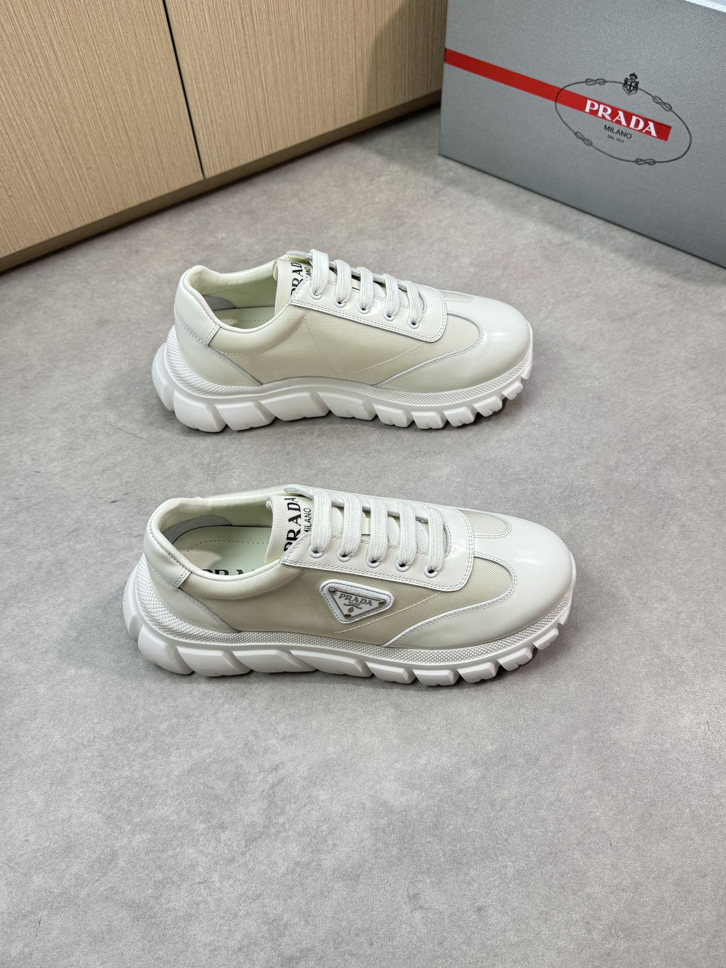 NO:347493,【PRADA】Prada - High-end quality Original single casual sports shoes - Upper beaded cowhide leather, brand high mercerized canvas, shoe body brand metal fastener - Inner water dyed cowhide - Outsole ultra-light TPU foam; molded sole - Ultra-high quality control · Fine workmanship highlighted (high-end, noble, grade) -Size 39-44 (38,45, custom made)·03303,,prada,prada,sneakers,cowhide19860909【PRADA】普拉达  -高端品质 原单休闲运动鞋 -鞋面开边珠牛皮、品牌高丝光帆布、鞋身品牌金属扣件 -内里水染牛皮 -大底超轻TPU发泡；成型大底 -超高品控·做工精细凸显(高端·贵气·档次) -Size 39-44（38,45,可订做)·03303,,prada,prada,sneakers,cowhide,Men's shoes
