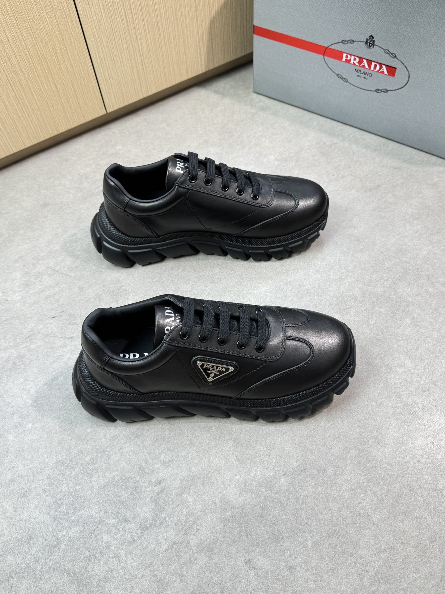 NO:347454,【PRADA】Prada - High-end quality Original single casual sneakers - Upper Napa calfskin, shoe body brand metal fastener, shoe tongue silk screen brand logo - Inner water dyed cowhide - Outsole ultra-light TPU foam; molded outsole - Ultra-high quality control · Fine workmanship highlighted (high-end, noble, grade) -Size 39-44 (38,45, custom made)·03303,,prada,prada,sneakers,cowhide19860909【PRADA】普拉达 -高端品质 原单休闲运动鞋 -鞋面纳帕小牛皮、鞋身品牌金属扣件、鞋舌丝印品牌logo -内里水染牛皮 -大底超轻TPU发泡；成型大底 -超高品控·做工精细凸显(高端·贵气·档次) -Size 39-44（38,45,可订做)·03303,,prada,prada,sneakers,cowhide,Men's shoes