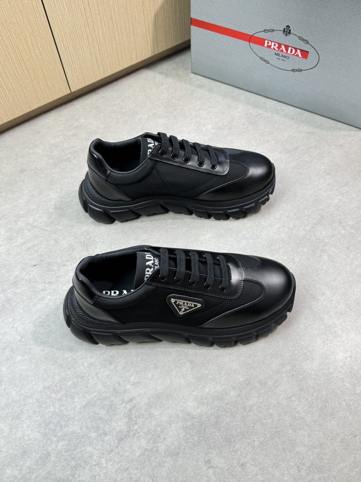 NO:347380,【PRADA】Prada - High-end quality Original single casual sports shoes - Upper beaded cowhide leather, brand high mercerized canvas, shoe body brand metal fastener, shoe tongue silk screen brand logo - Inner water dye cowhide - Outsole ultra-light TPU foam; molded outsole - Ultra-high quality control · Fine workmanship highlighted (high-end, noble, grade) -Size 39-44 (38,45, custom made)·03303,,prada,prada,sneakers,cowhide19860909【PRADA】普拉达  -高端品质 原单休闲运动鞋 -鞋面开边珠牛皮、品牌高丝光帆布、鞋身品牌金属扣件、鞋舌丝印品牌logo -内里水染牛皮 -大底超轻TPU发泡；成型大底 -超高品控·做工精细凸显(高端·贵气·档次) -Size 39-44（38,45,可订做)·03303,,prada,prada,sneakers,cowhide,Men's shoes
